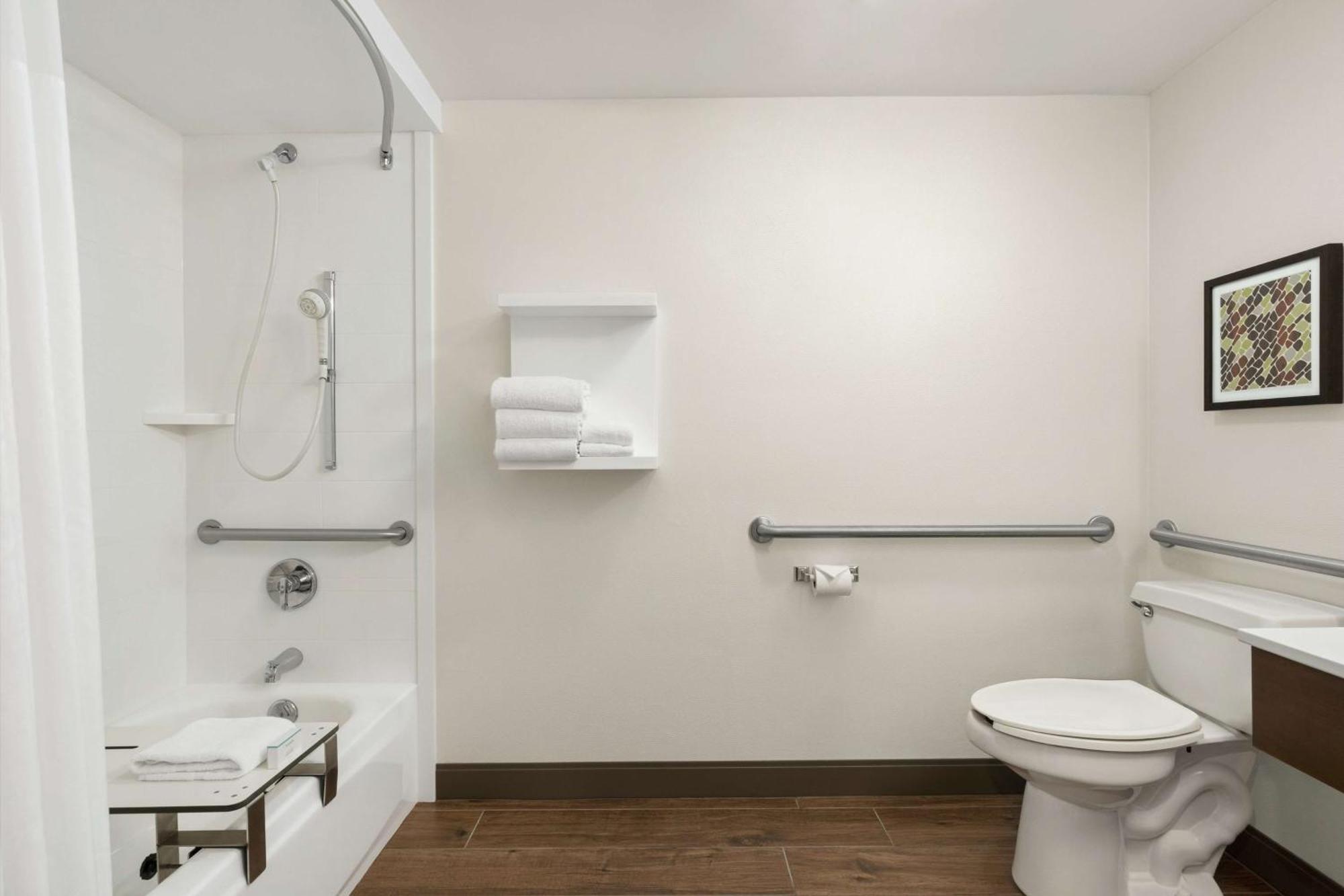 King Room Accessible Tub Mobility Hearing Access or Non-Smoking,1552007743:JPEG