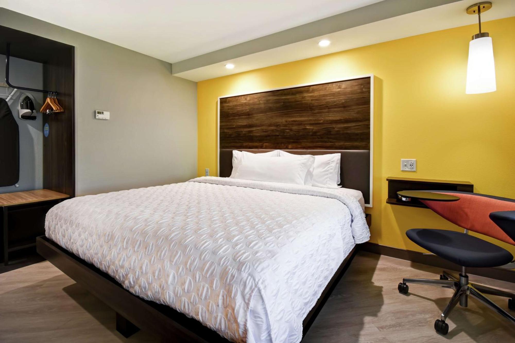 King Room with Roll-In Shower - Mobility Access