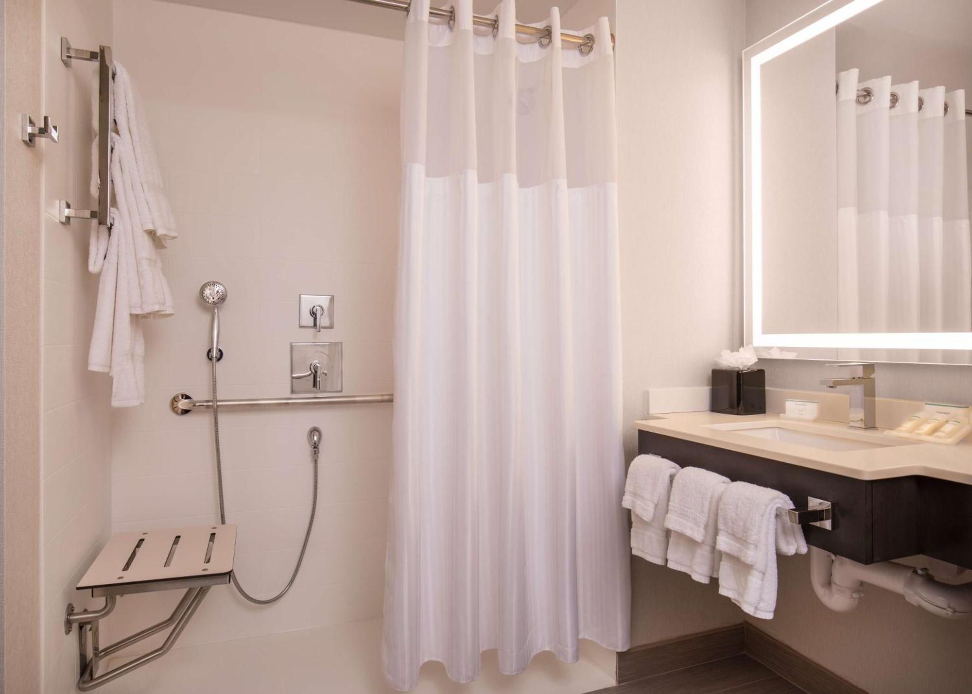 Camera King con Doccia Disabili e Vista Acqua - Accessibile a Ospiti con Mobilità Ridotta