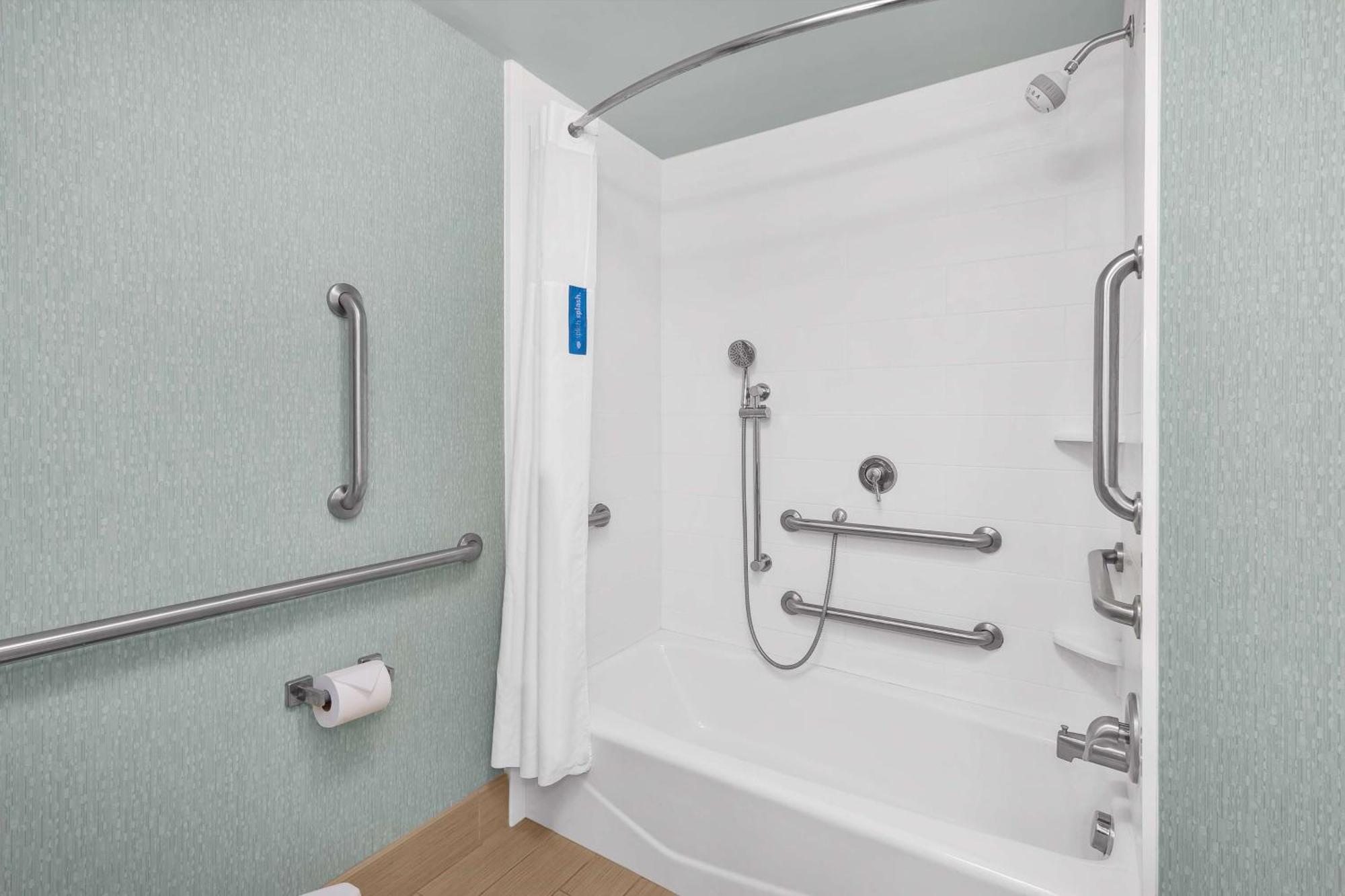 Queen Room with Balcony - Ocean Front/Hearing Accessible