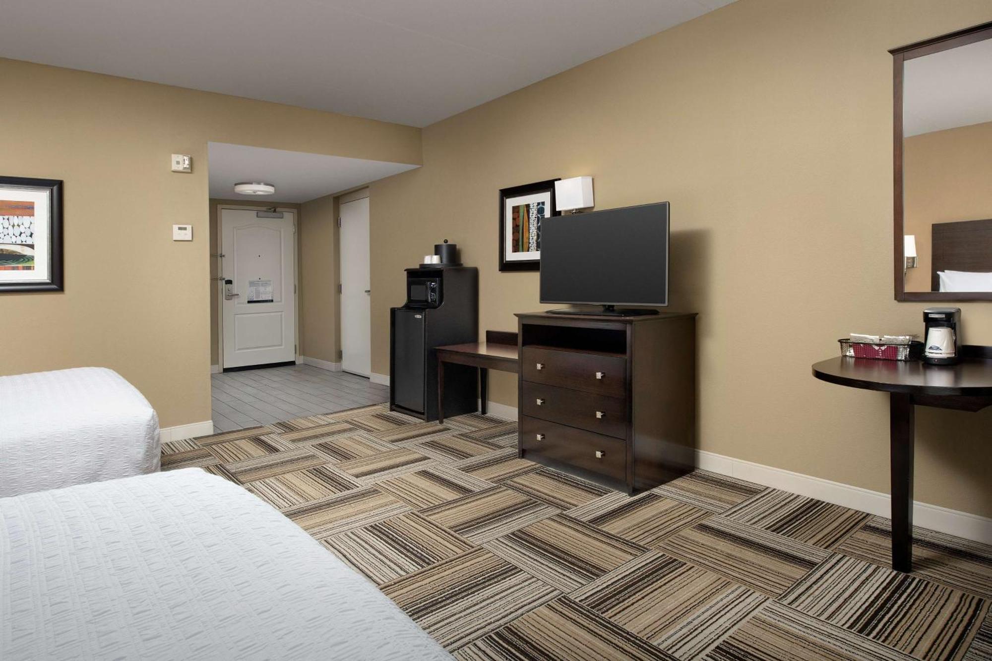 Queen Room Two Queen Beds Mobility Hearing Access or Non-Smoking