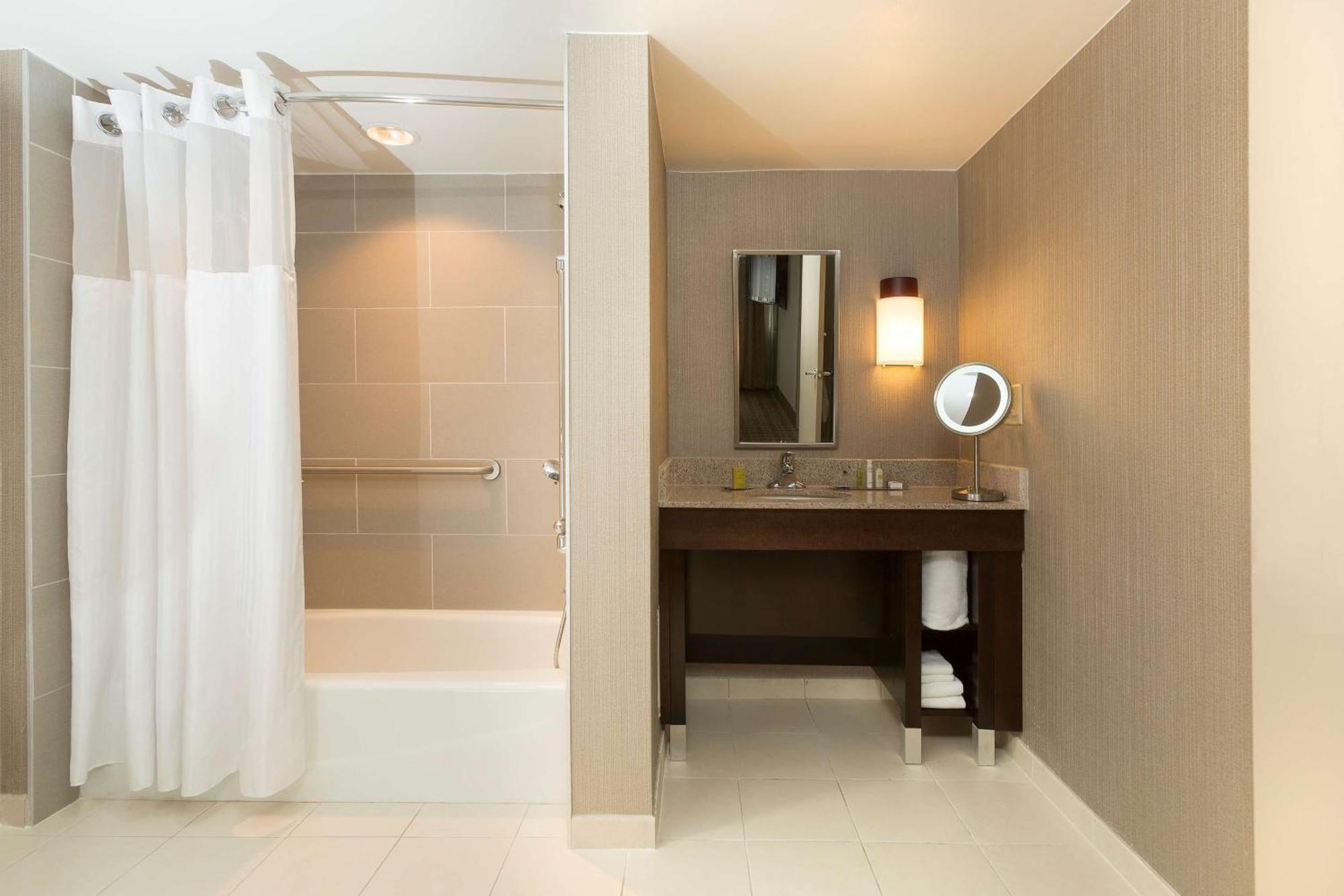 One Kind Suite Accessible Tub Non-Smoking
