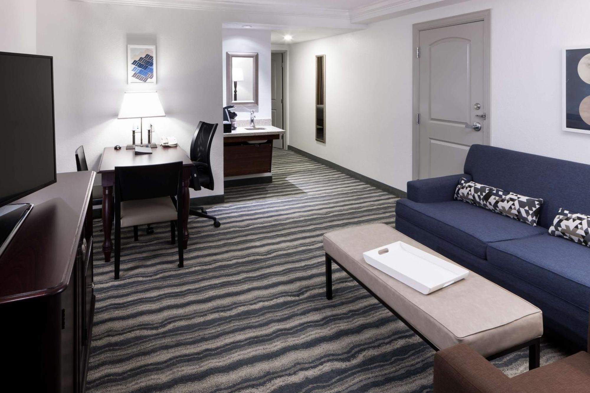 King Suite Bath Tub Disability or Hearing Access Non-Smoking