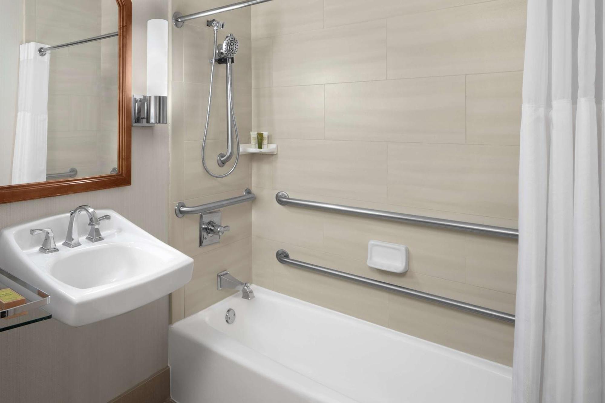 Queen Room Bath Tub Mobility Access,1552160365:JPEG