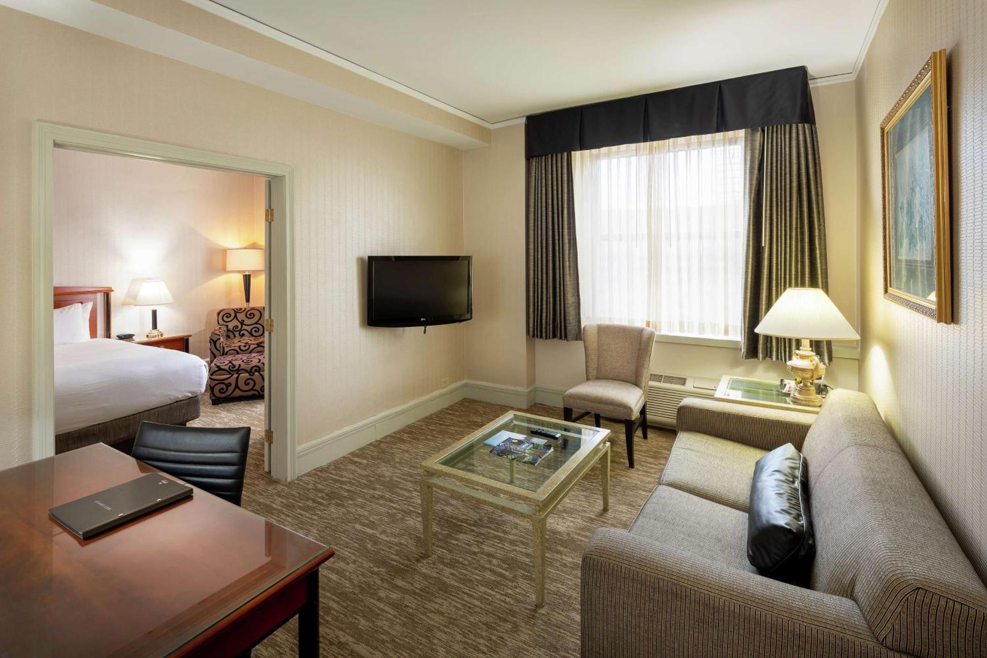 One-Bedroom Junior King Suite Sofa Bed,1552161466:JPEG