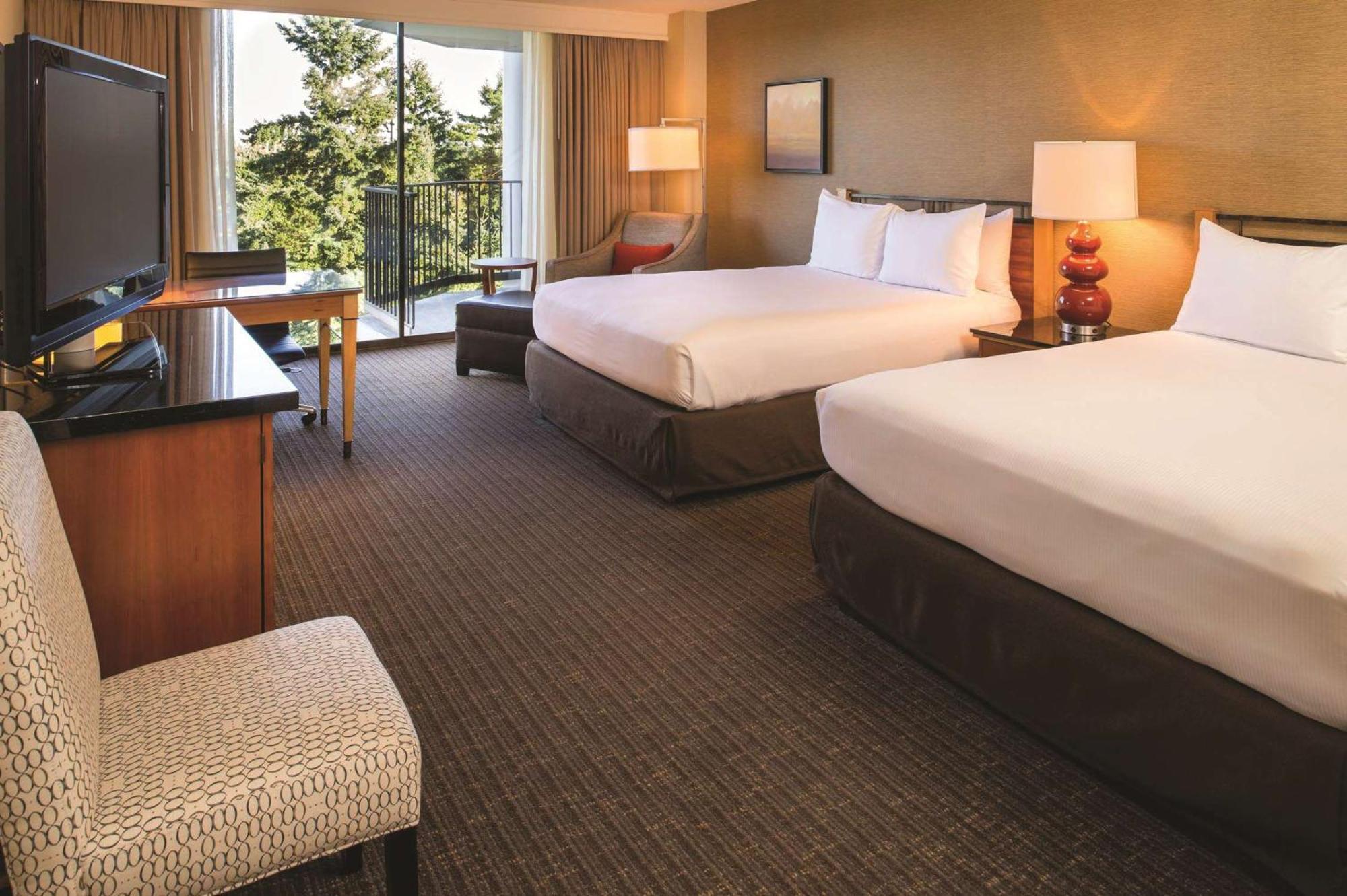 Queen Room Two Queen Beds Balcony Mountain View