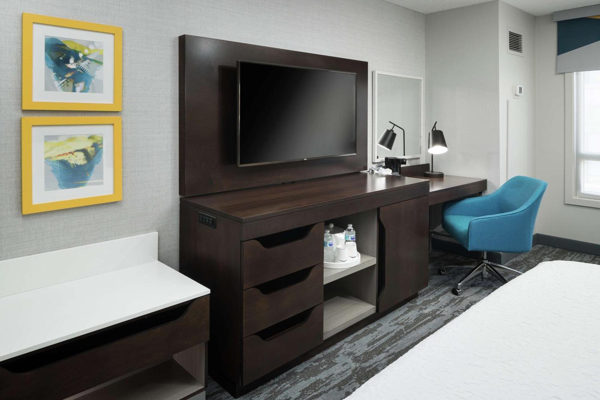King Room Sofa bed Bath Tub Disability Access,1709663143:JPEG