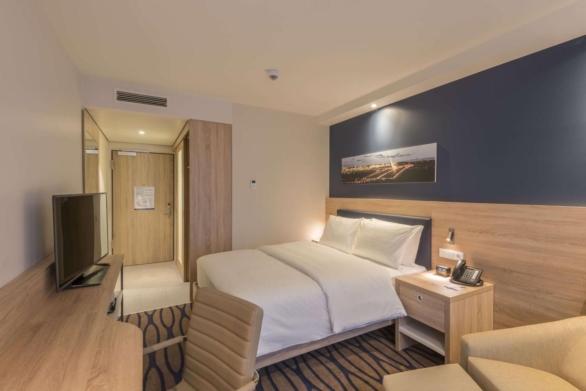 Queen Room,1552473988:JPEG