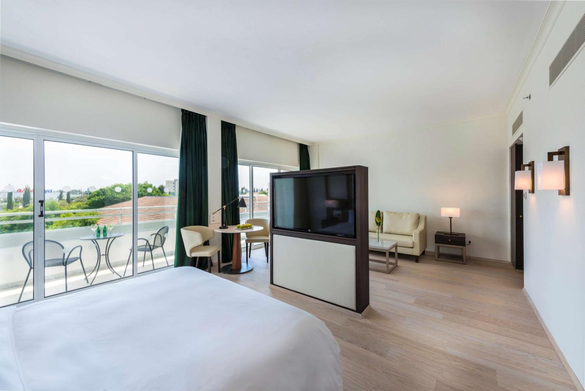 Junior Suite mit Kingsize-Bett und Poolblick