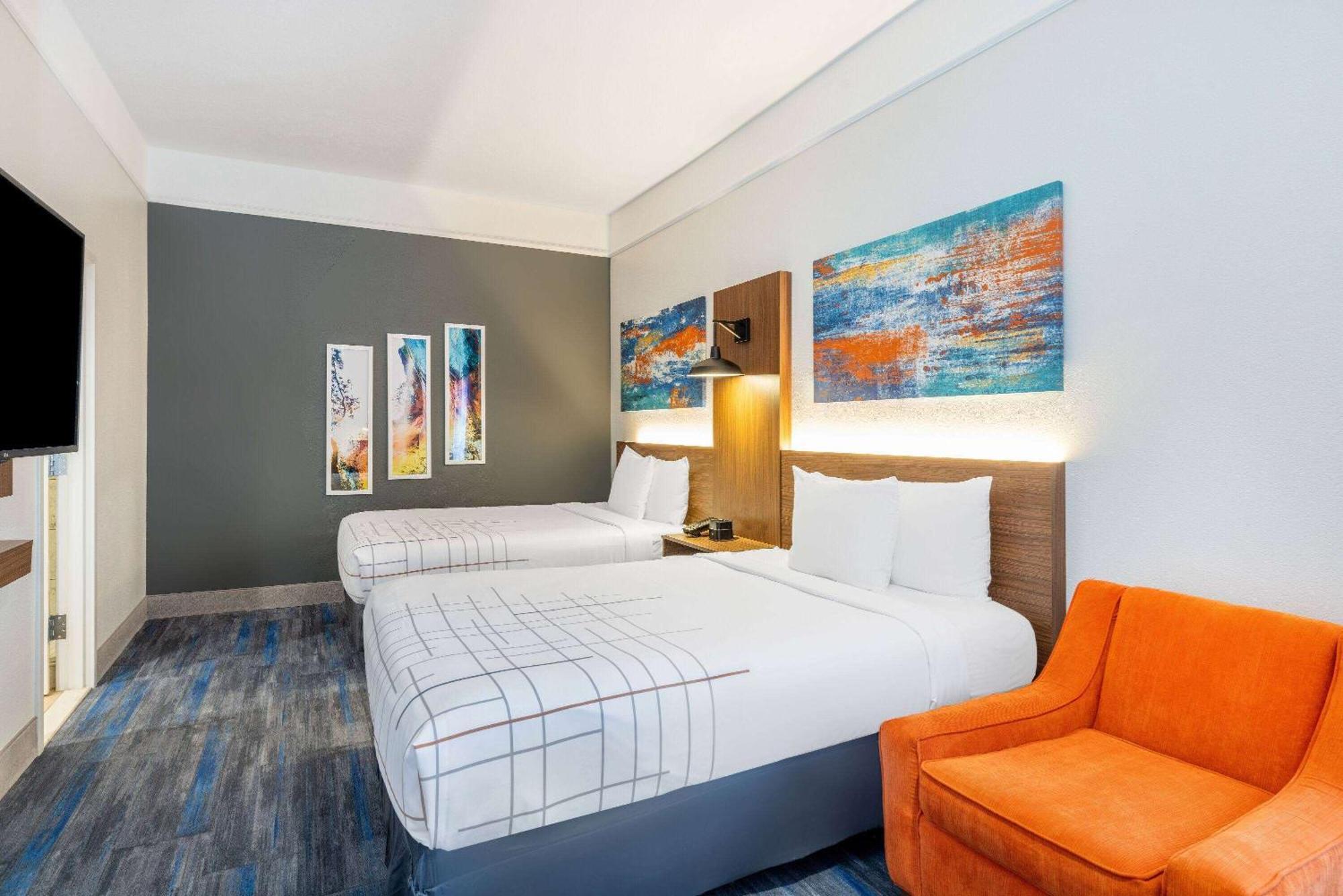 2 Queen Beds One Bedroom Premier Suite Pool View Non-Smoking,1552558687:JPEG