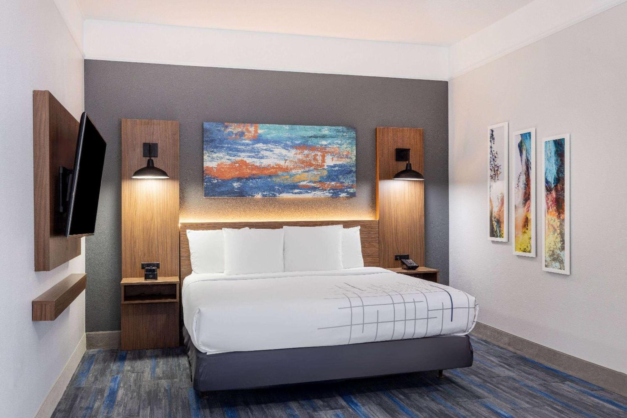 One-Bedroom King Suite Mobility Access or Non-Smoking