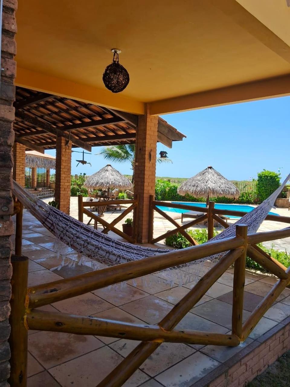 Suíte com Cama Queen-size e Vista da Piscina