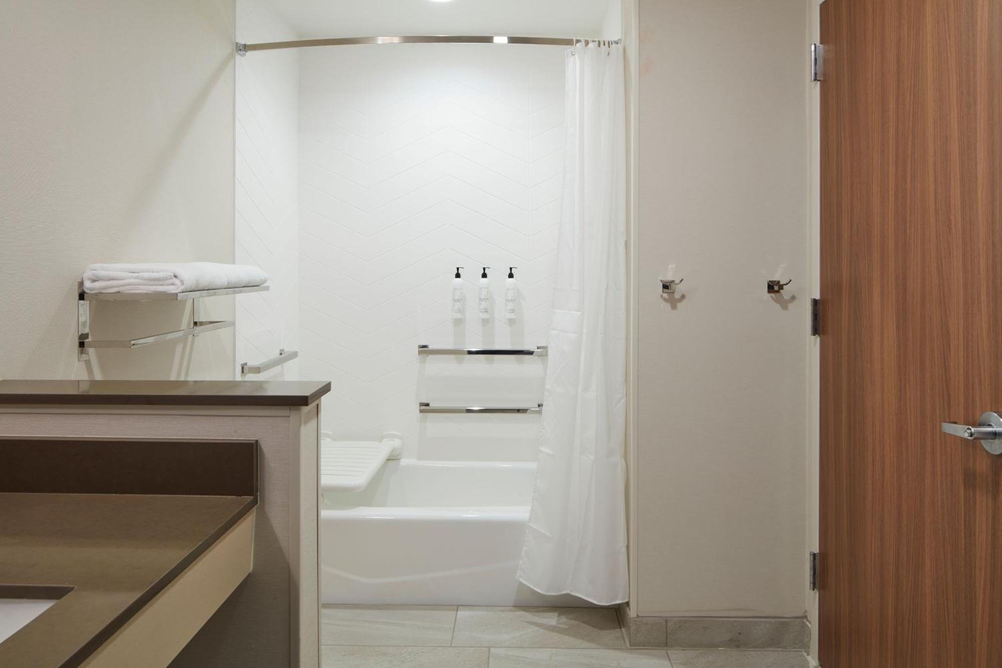 Queen Room Two Queen Beds Bathtub Mobility Access or Hearing Accessible