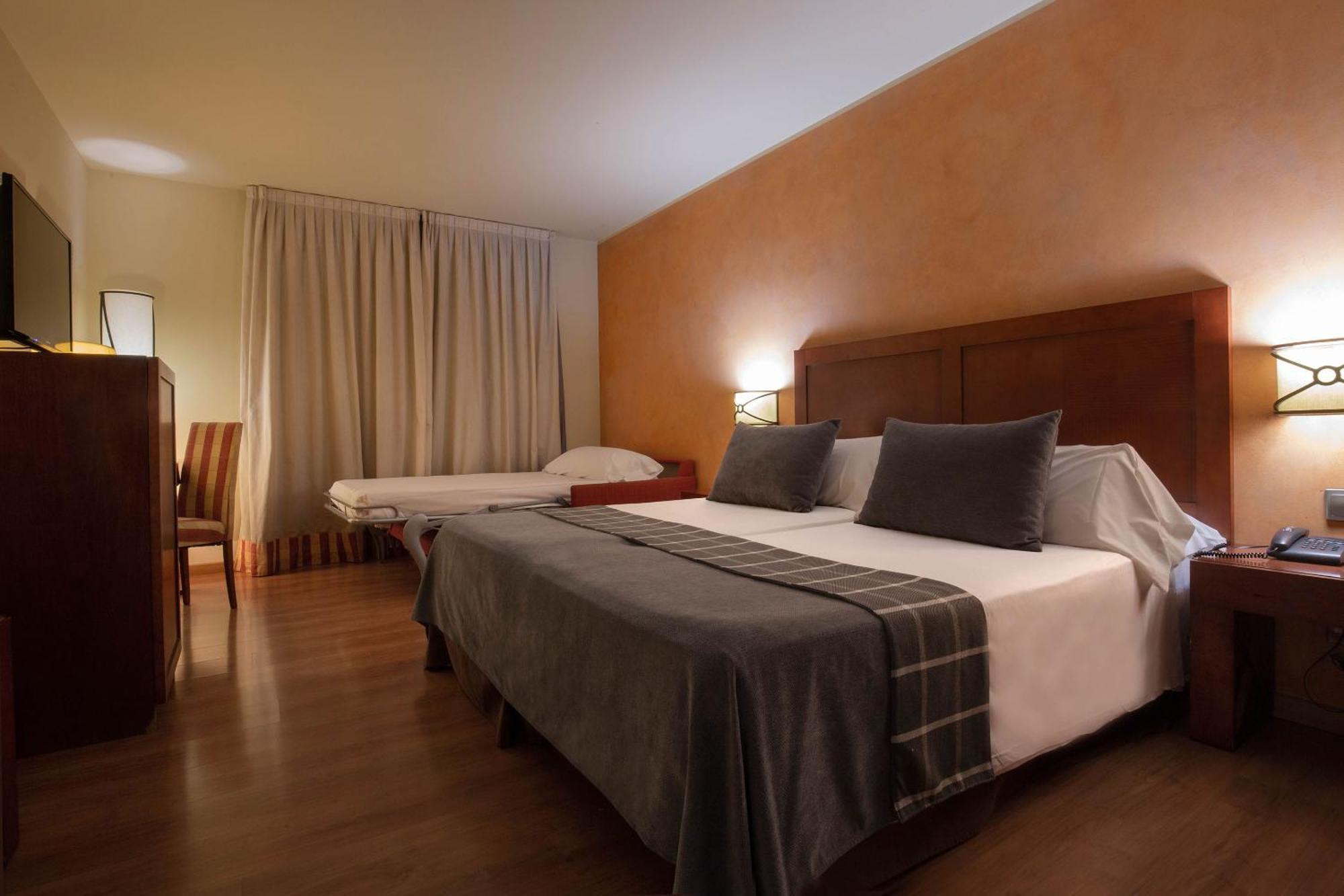 Triple Room,1553037532:JPEG