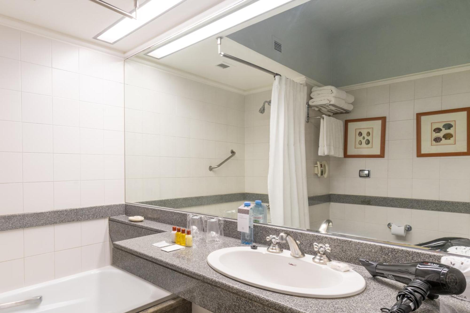 Guest room 2 Twin or Single Beds City view