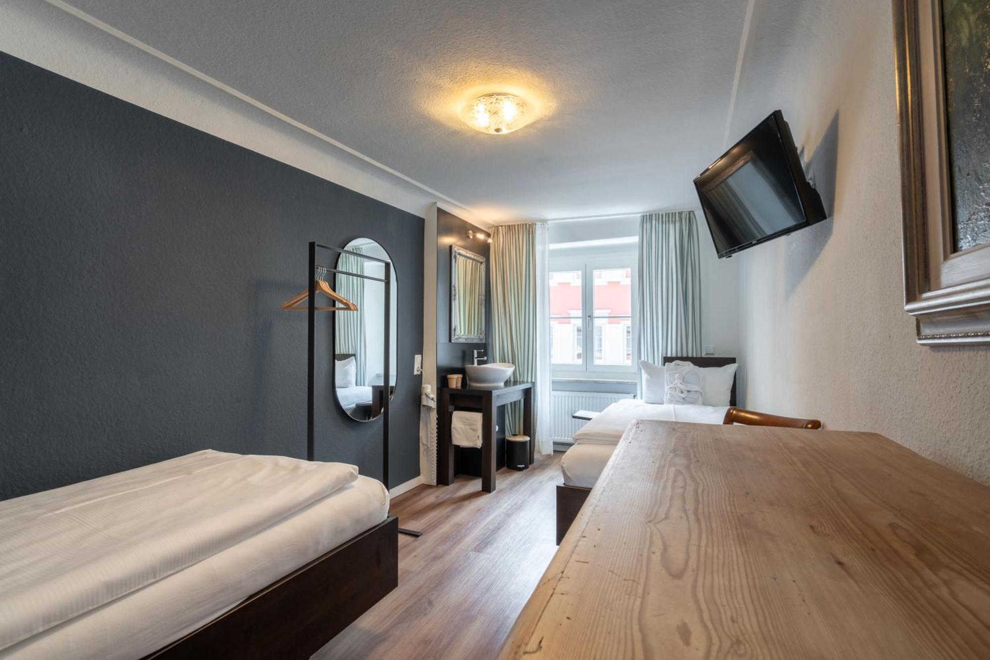 Twin Room,1553107399:JPEG