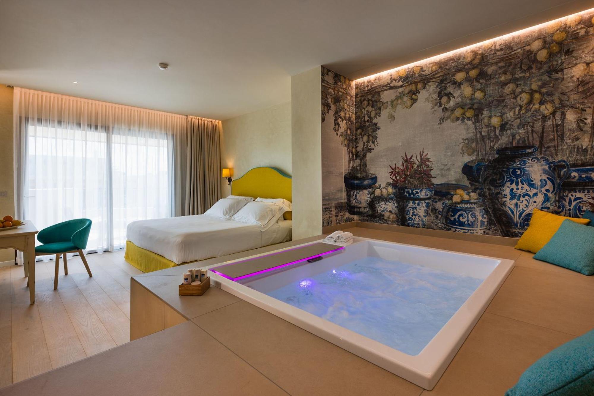 Suite with Hot Tub,1499238931:JPEG