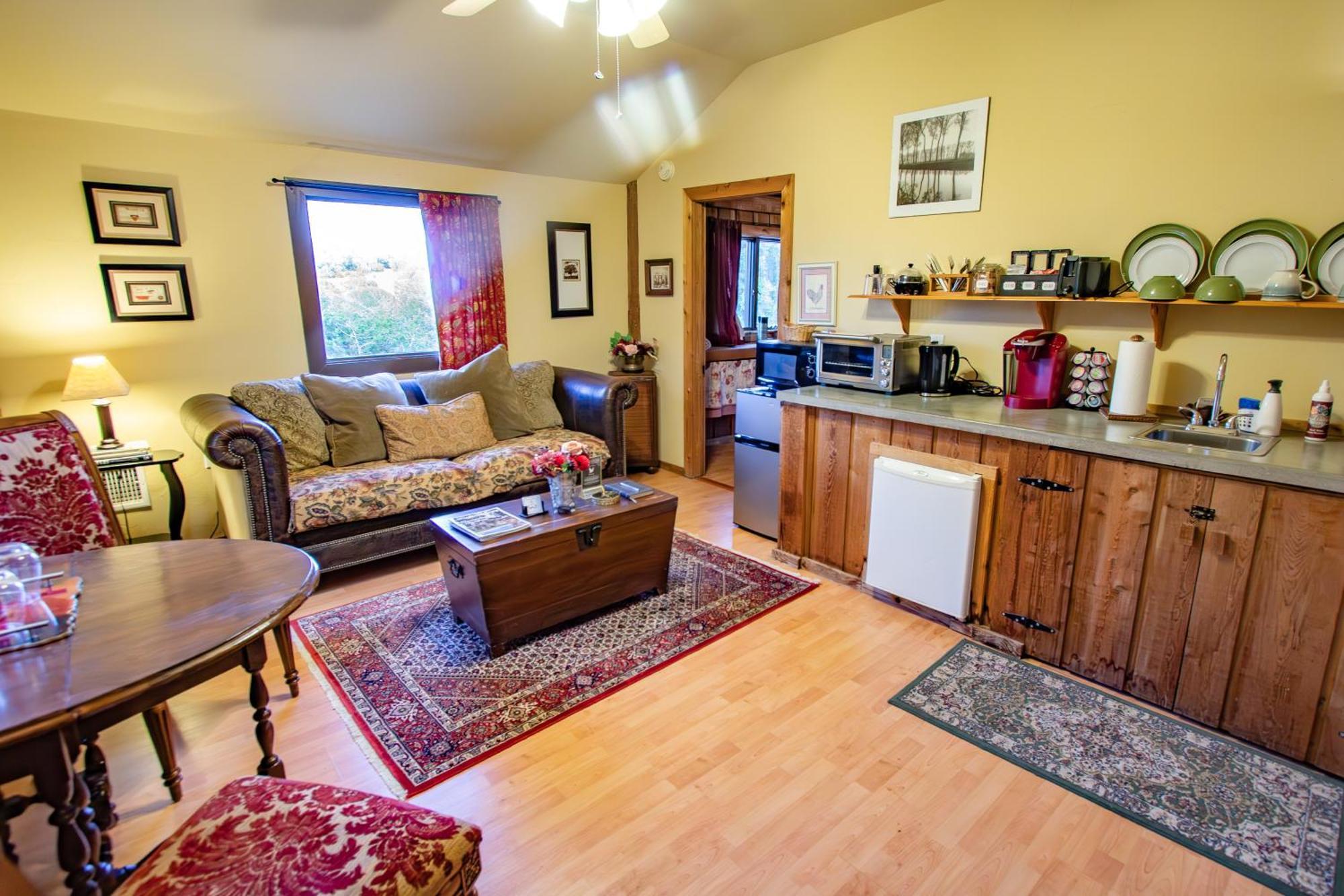 Deluxe Queen Suite