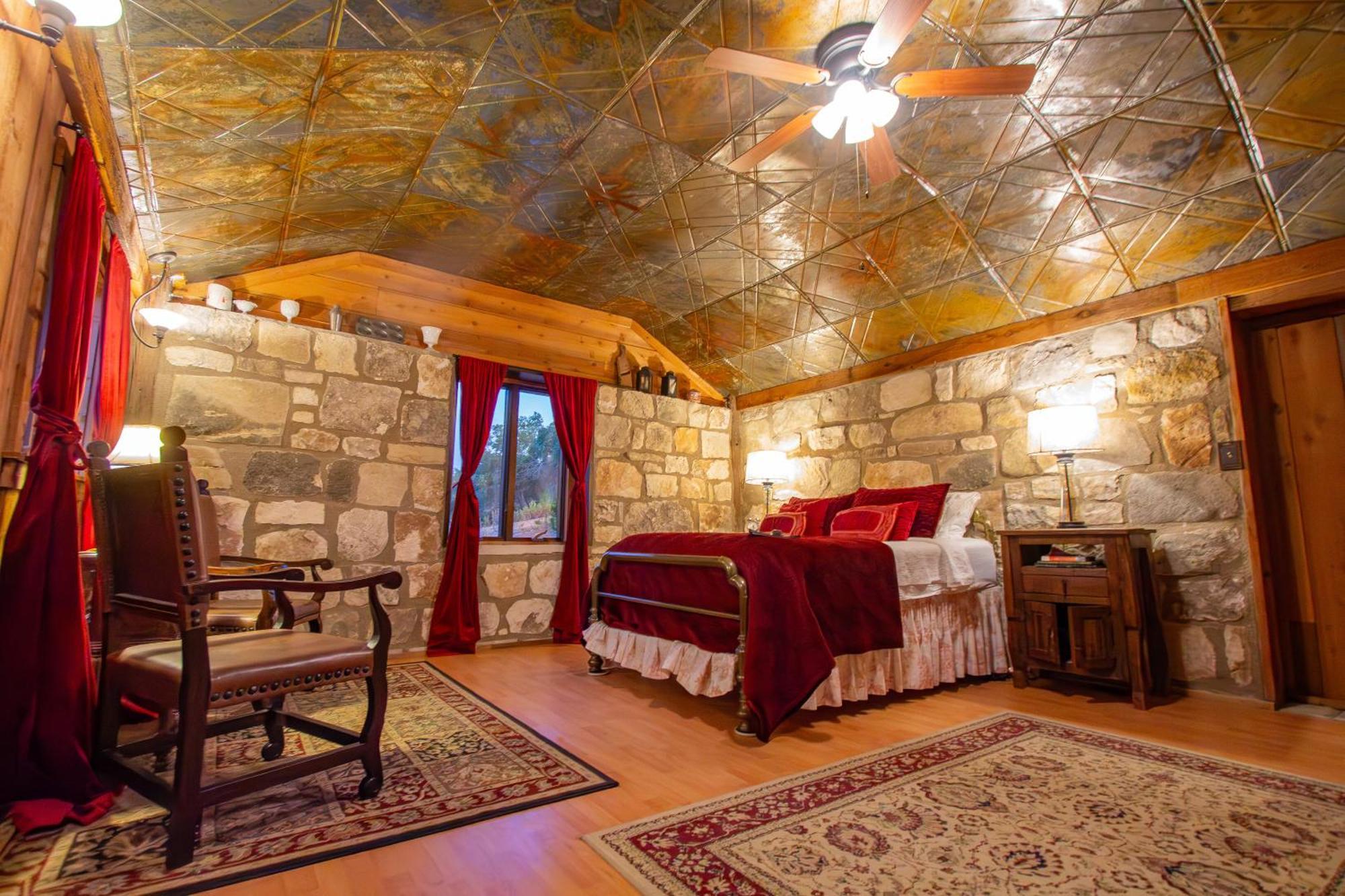 Deluxe Queen Suite