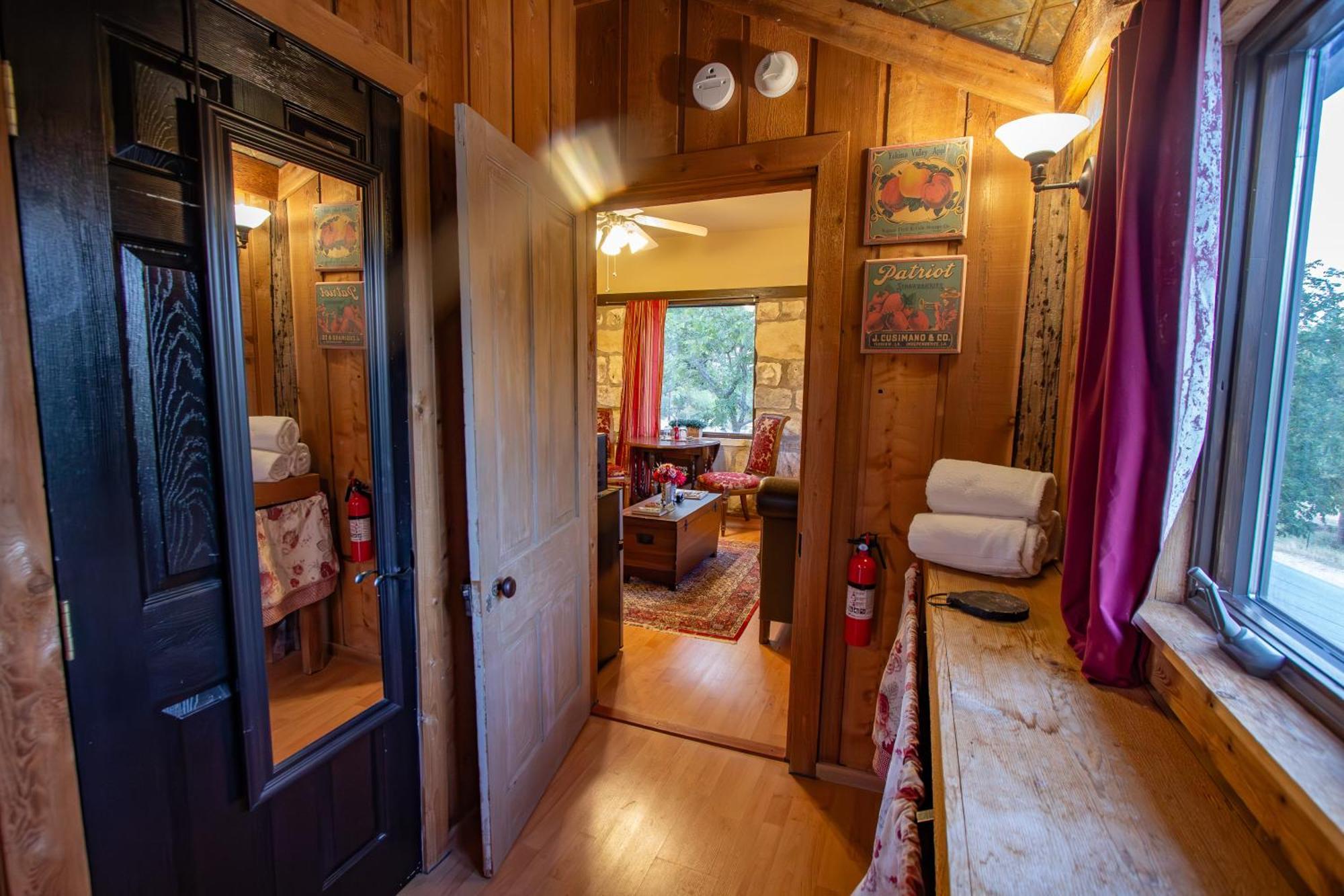 Deluxe Queen Suite