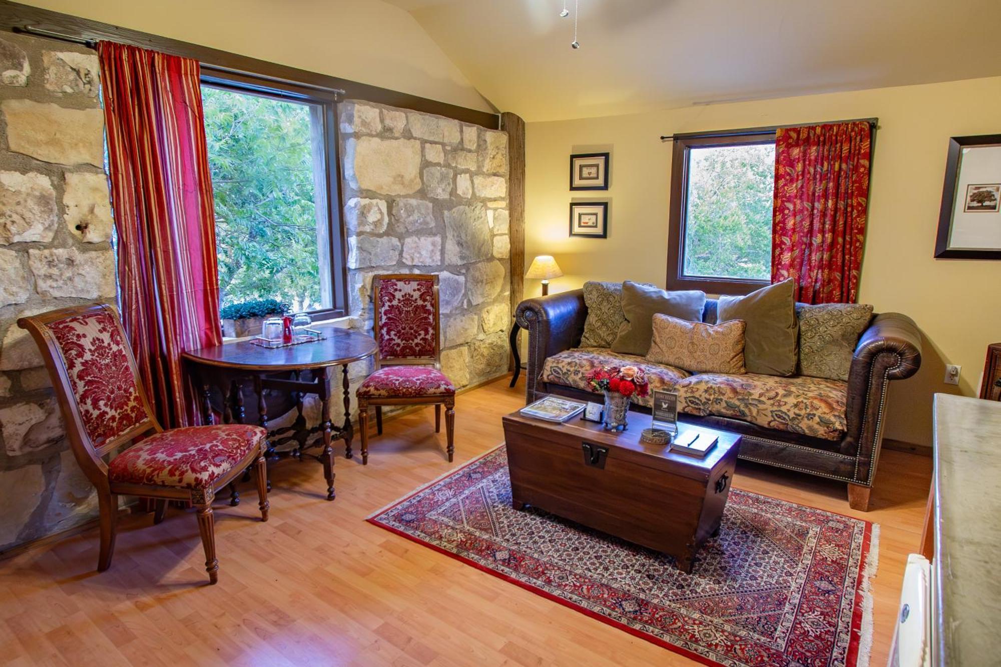 Deluxe Queen Suite
