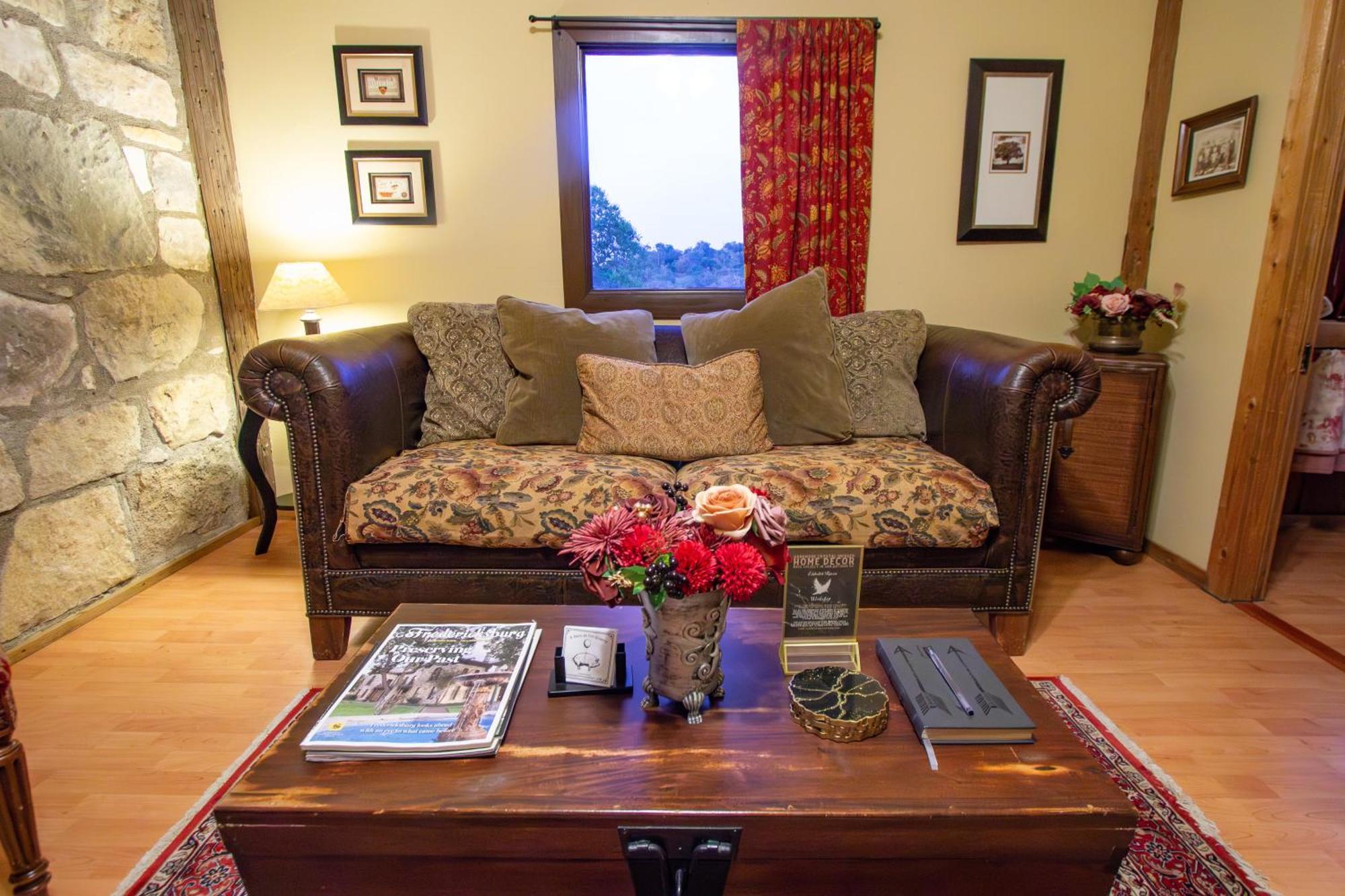Deluxe Queen Suite