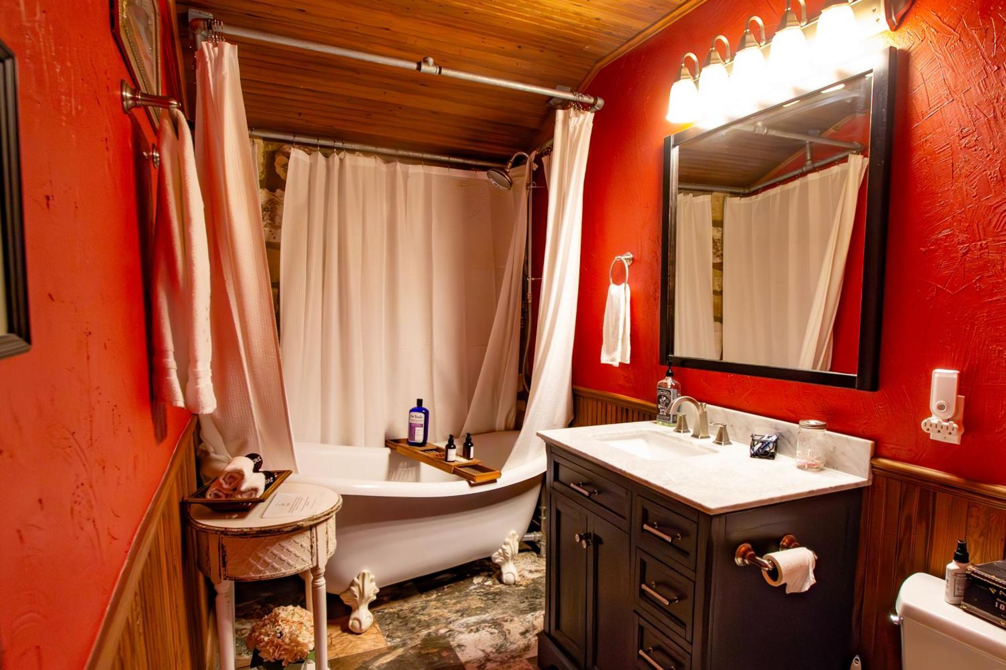 Deluxe Queen Suite
