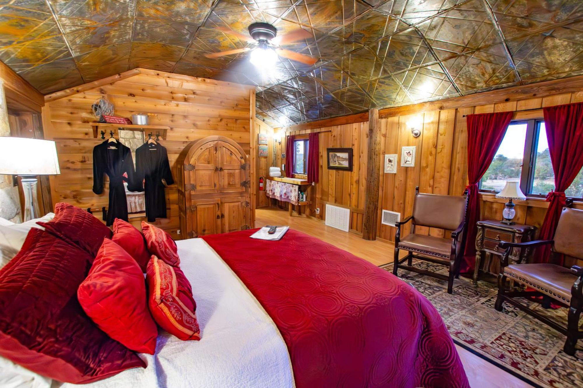 Deluxe Queen Suite