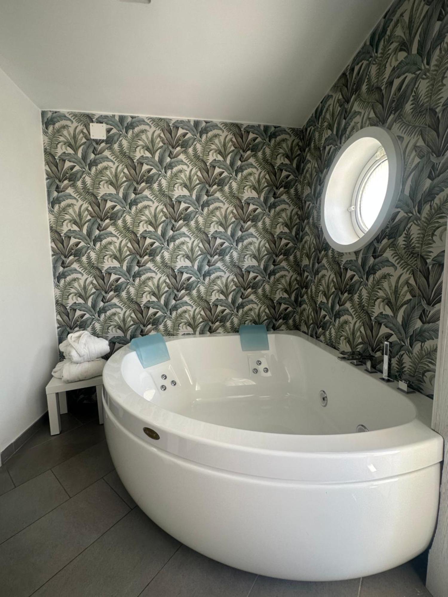 Queen Room Spa Bath