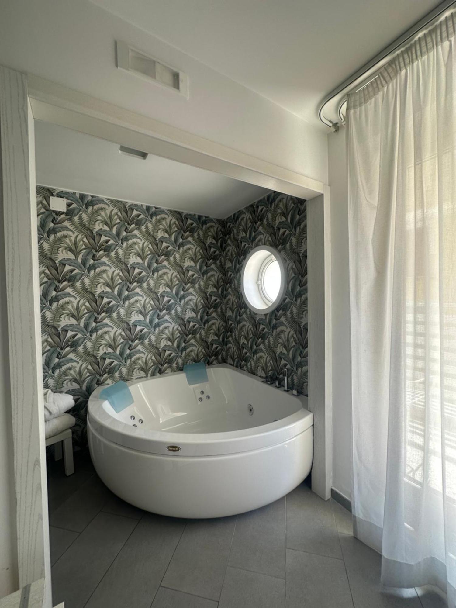 Queen Room Spa Bath