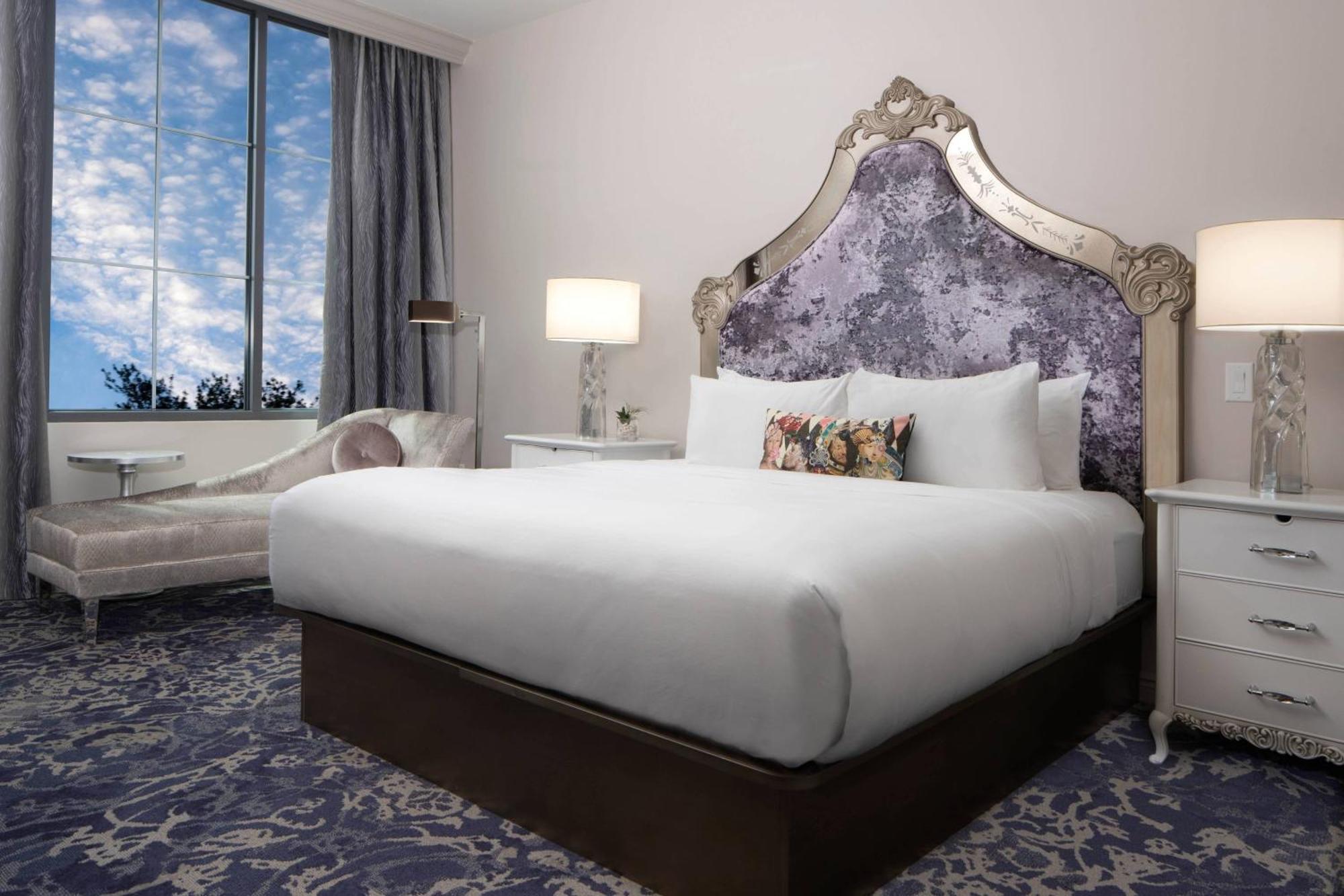 Guest room 1 King City view Three Muses,1553704168:JPEG