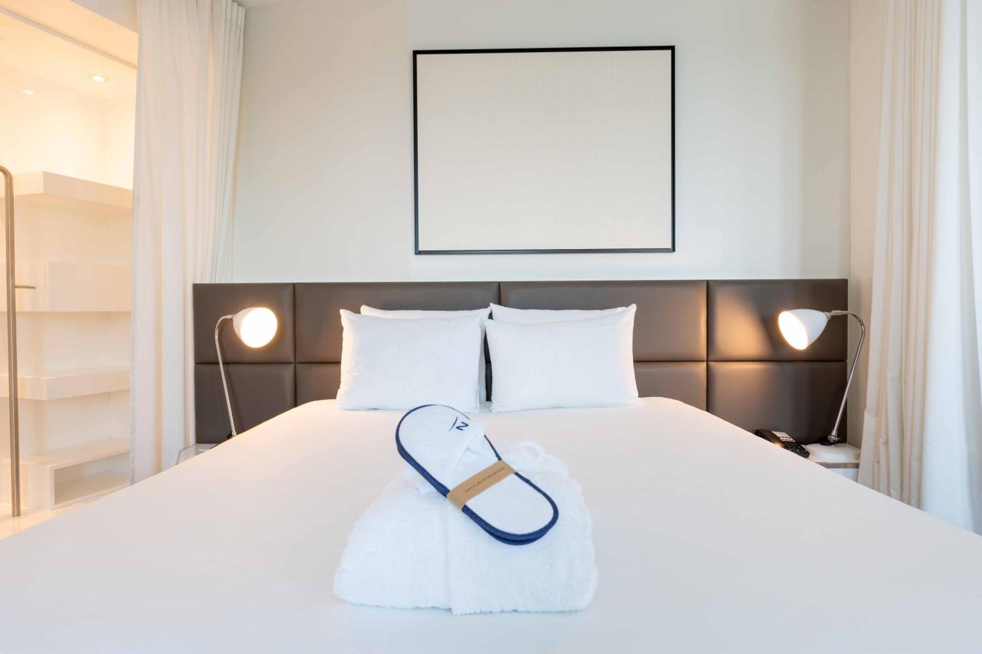 Executive Queen Suite with Sofa,1553883796:JPEG