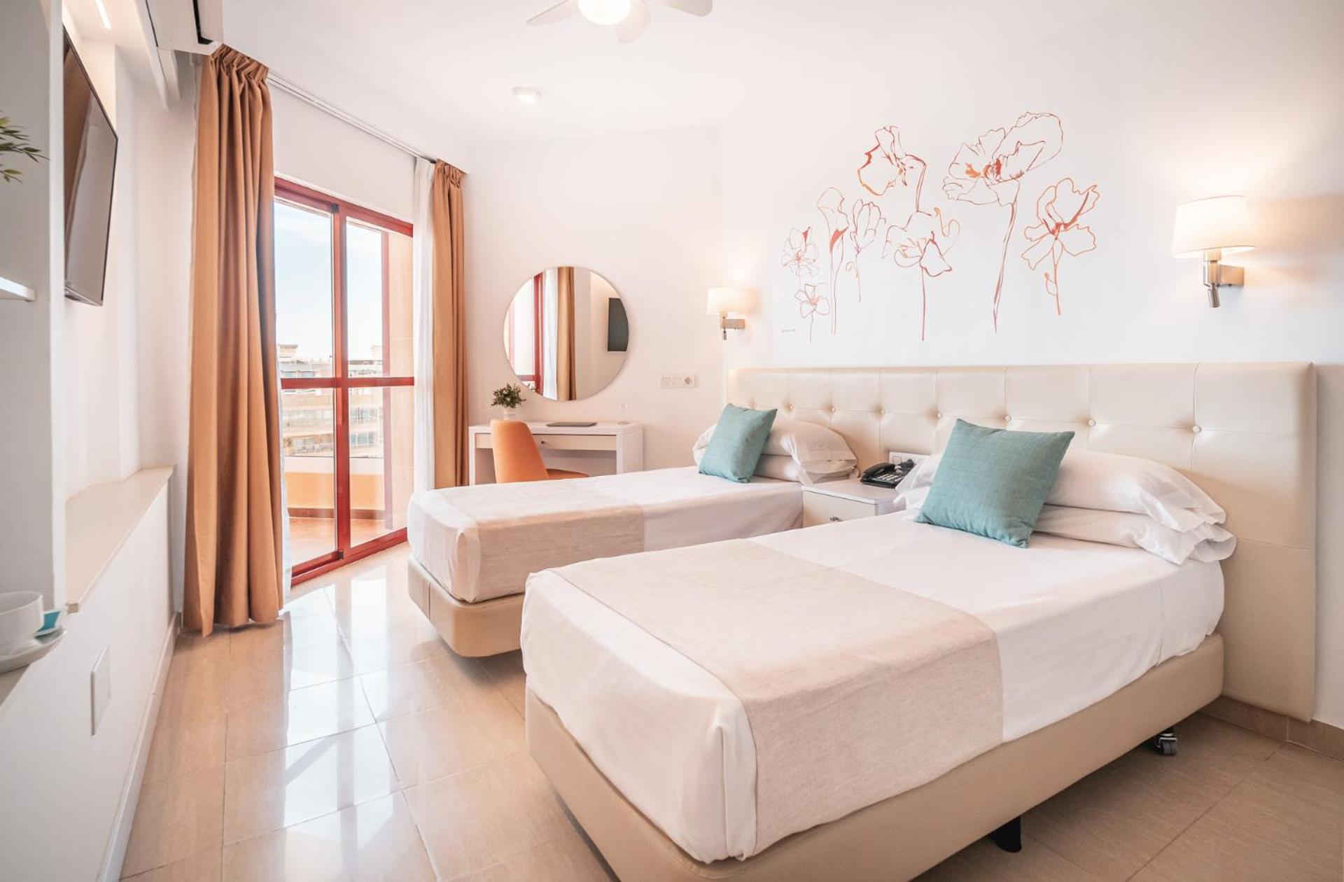 Double or Twin Room Lateral Sea View