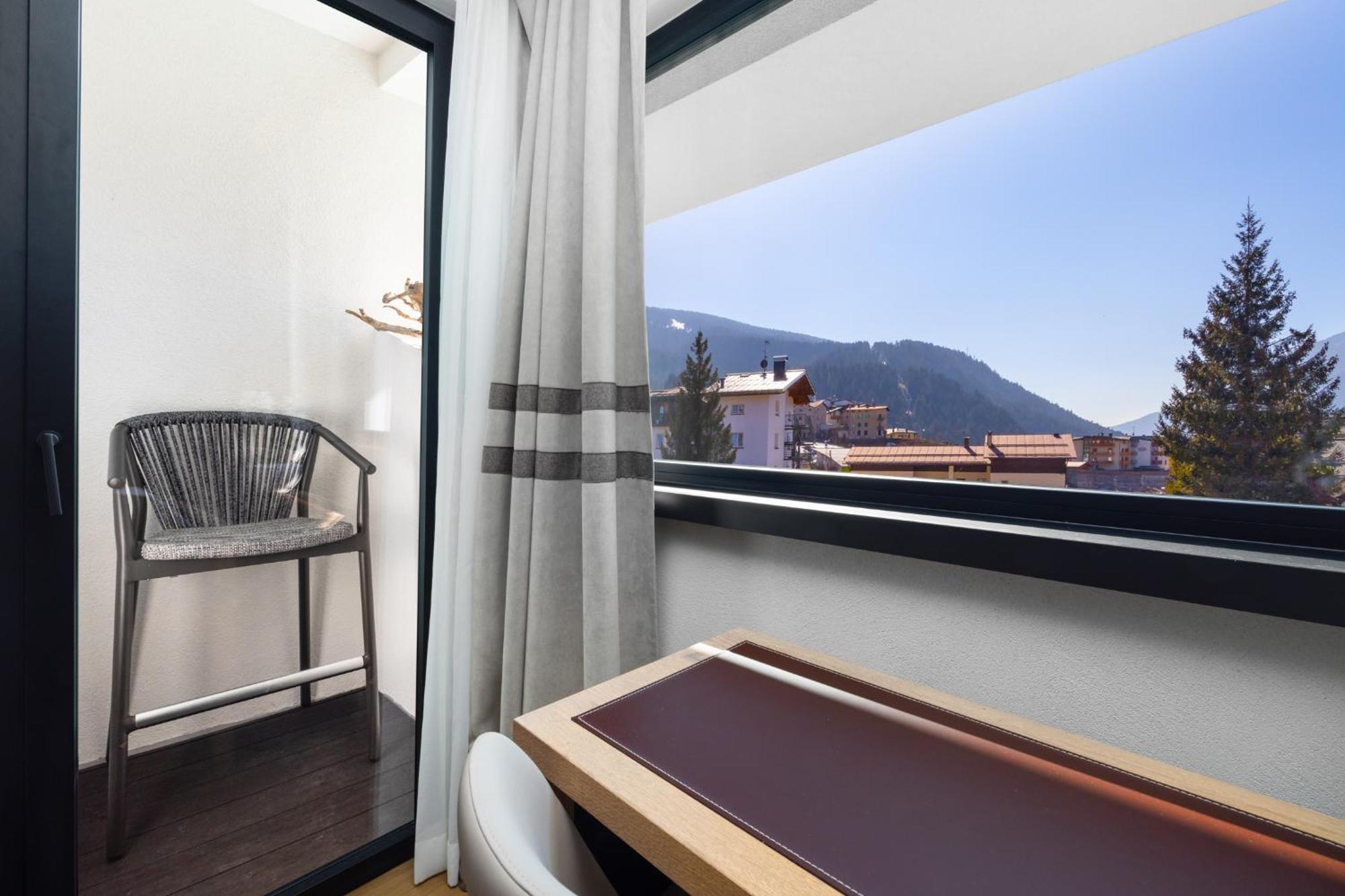 Deluxe Double Room Extra Bed,1554000040:JPEG