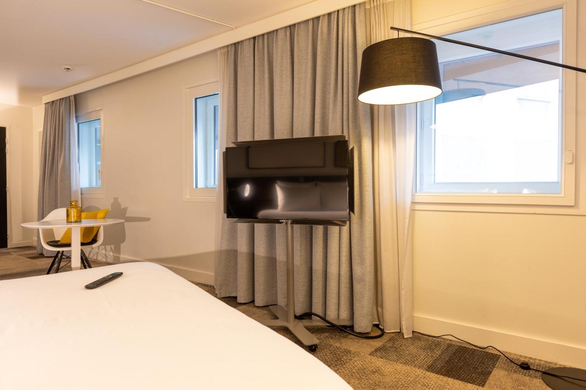 Superior Queen Suite with Sofa,1554051790:JPEG