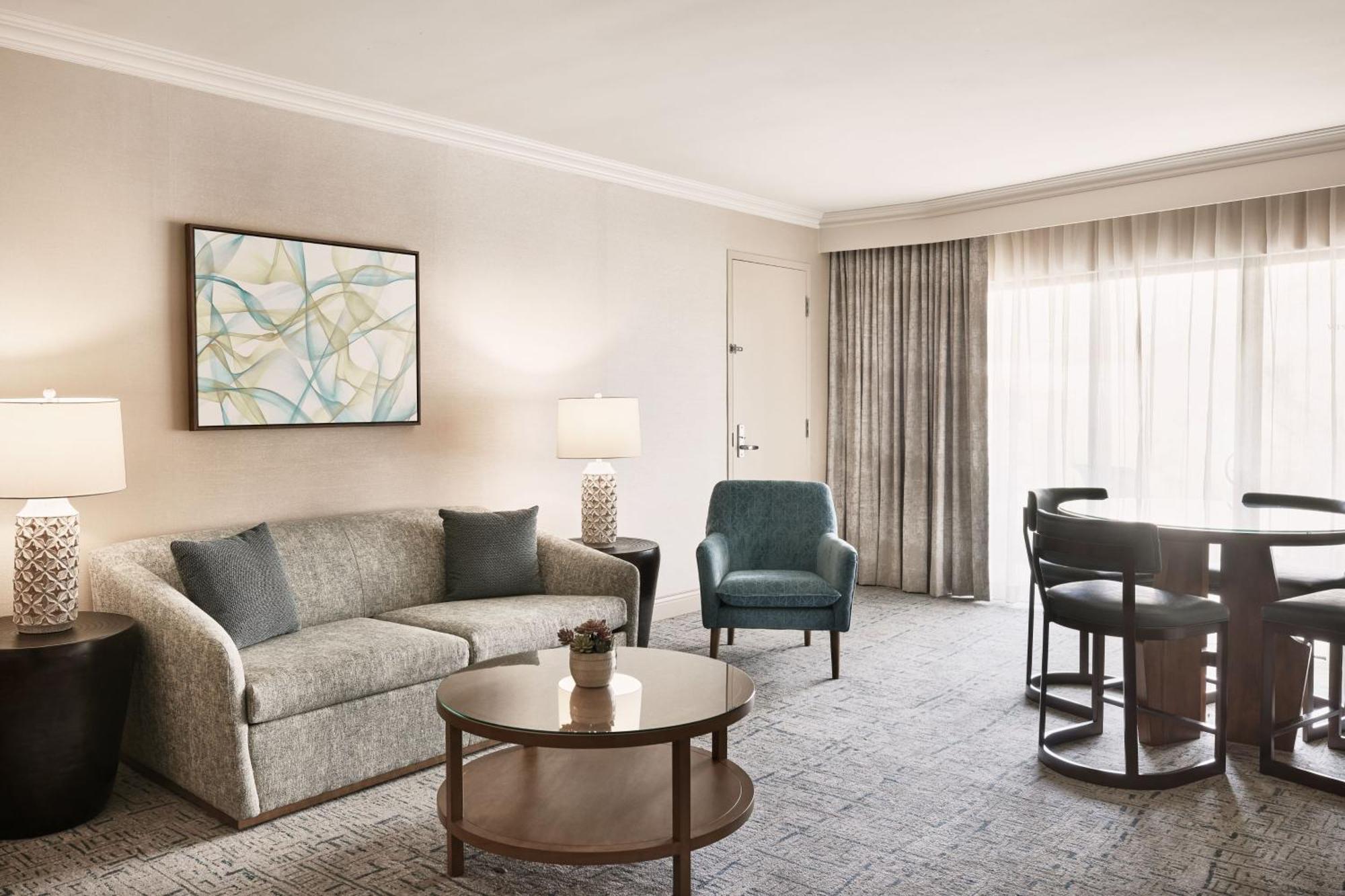Suite 1 King Sofa bed Corner room Balcony