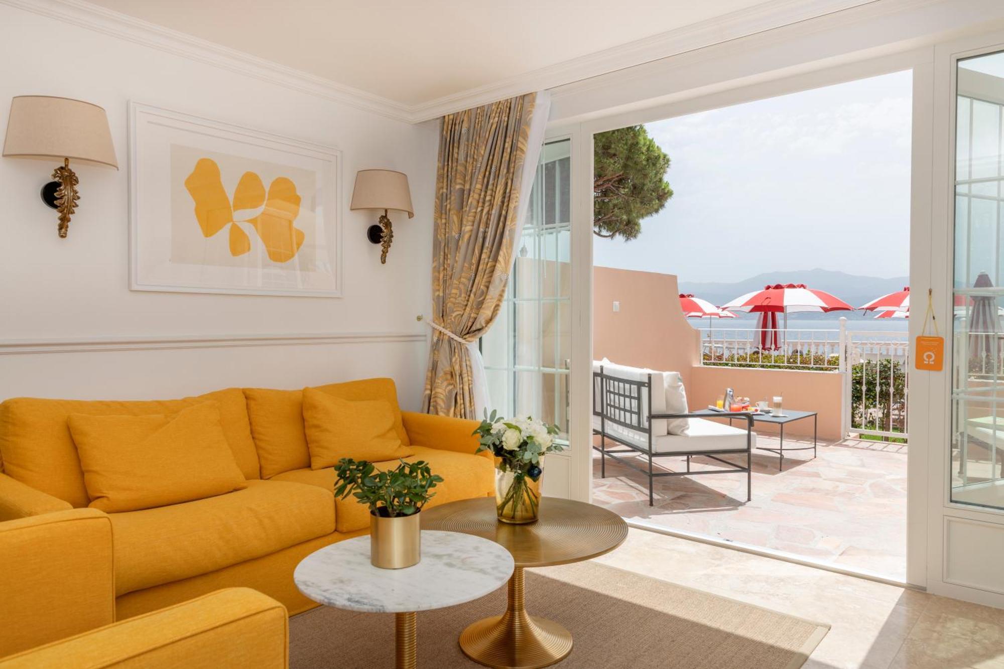 SIGNATURE ROOM – Living room terrace sea view,1310114002:JPEG