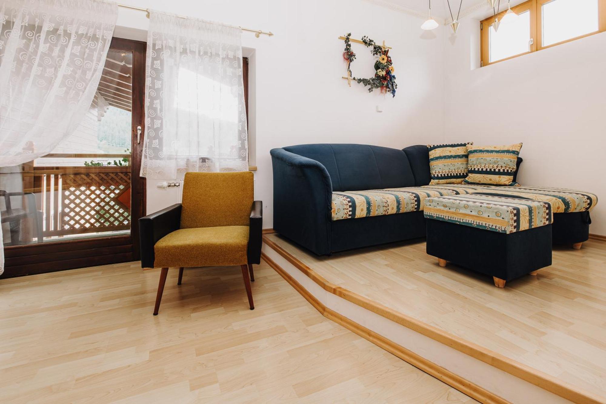 One-Bedroom Apartment Balcony,1554293149:JPEG