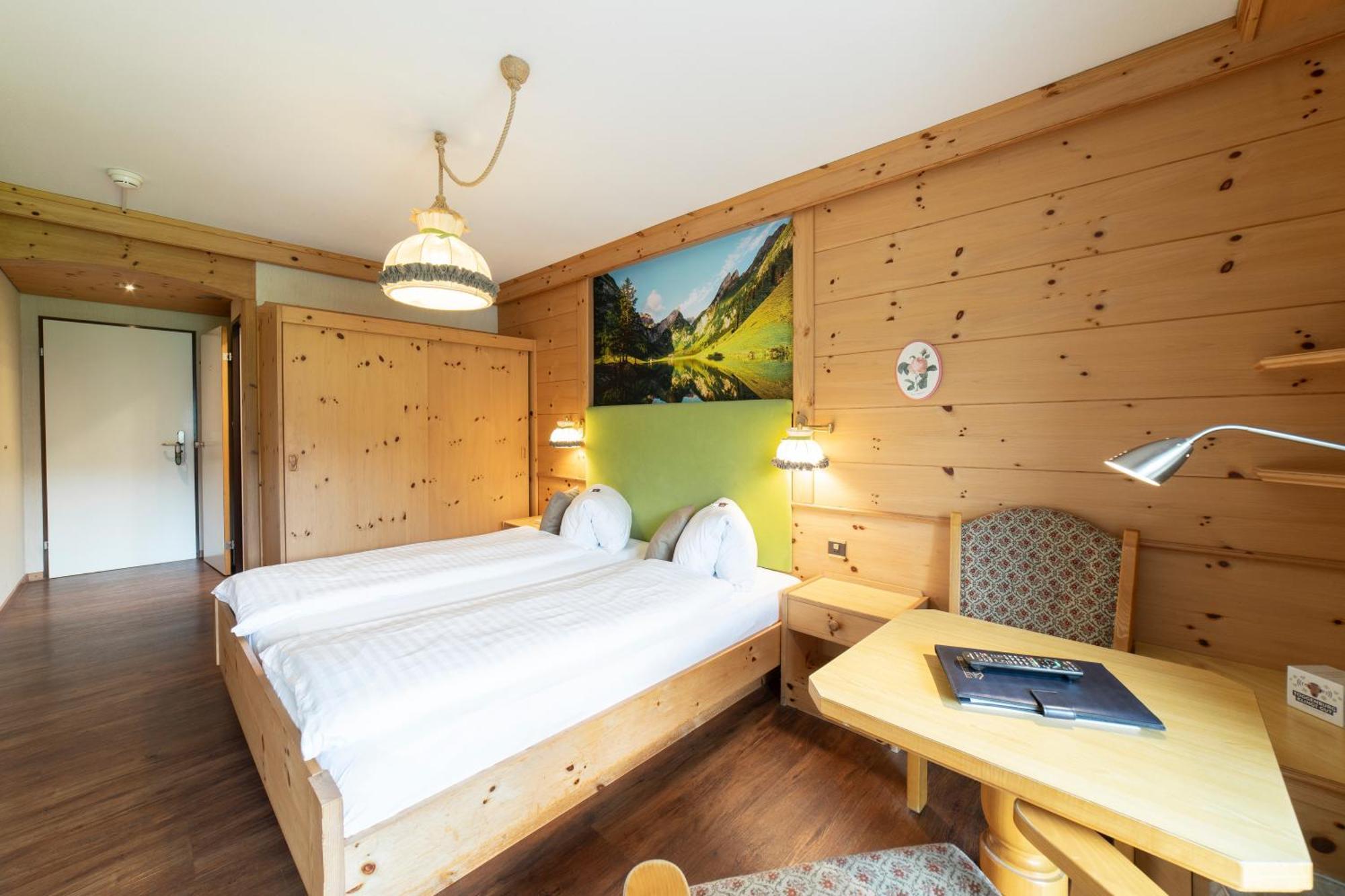 Deluxe Double Room Shower