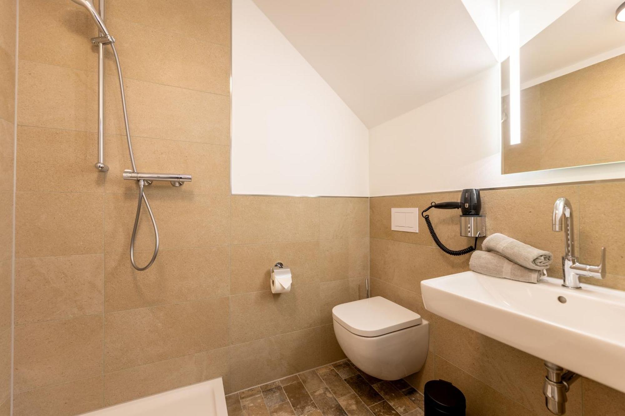 Deluxe Single Room,1554599431:JPEG