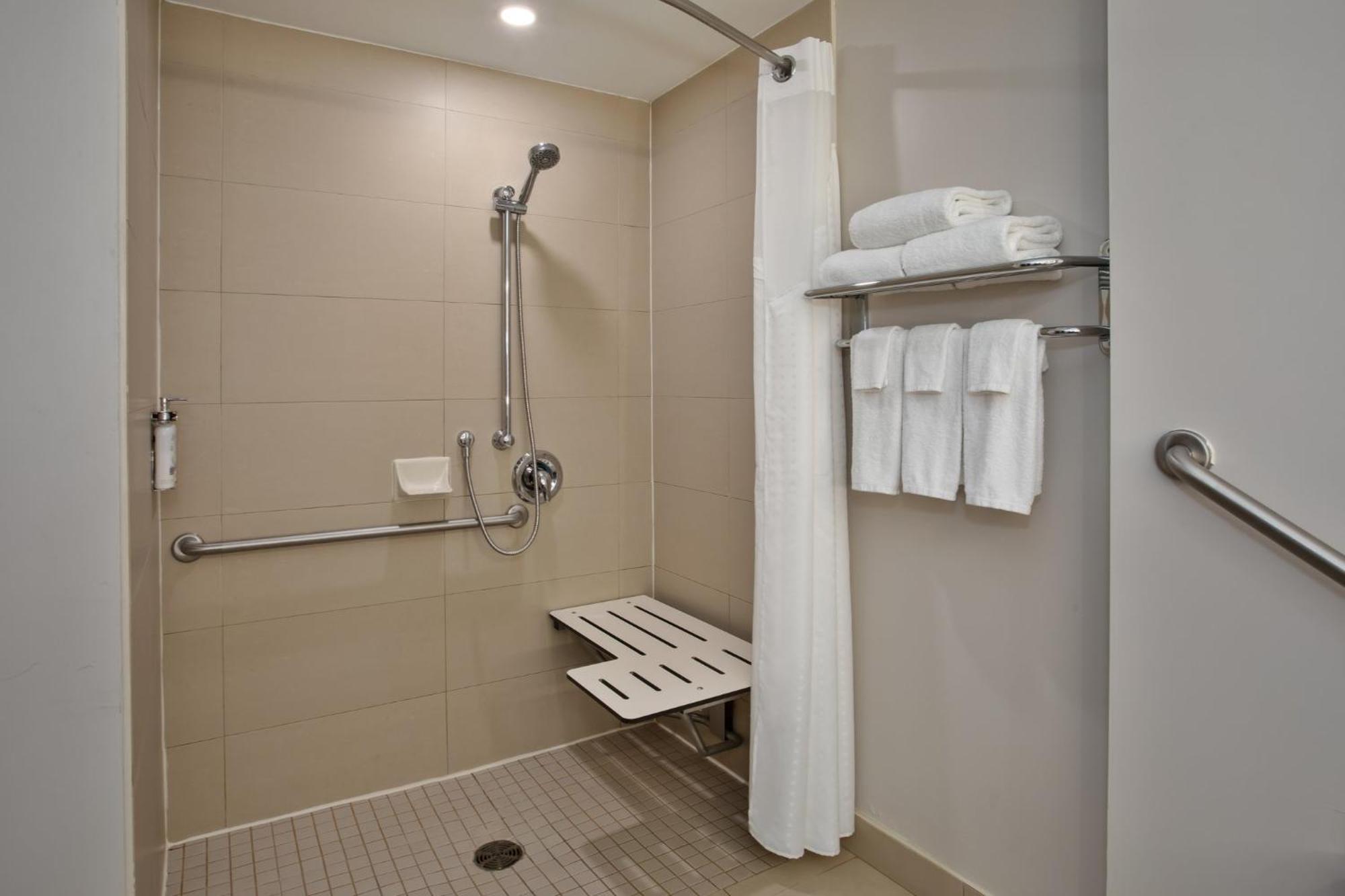 Standard Queen Room Two Queen Beds Roll Shower Mobility Access