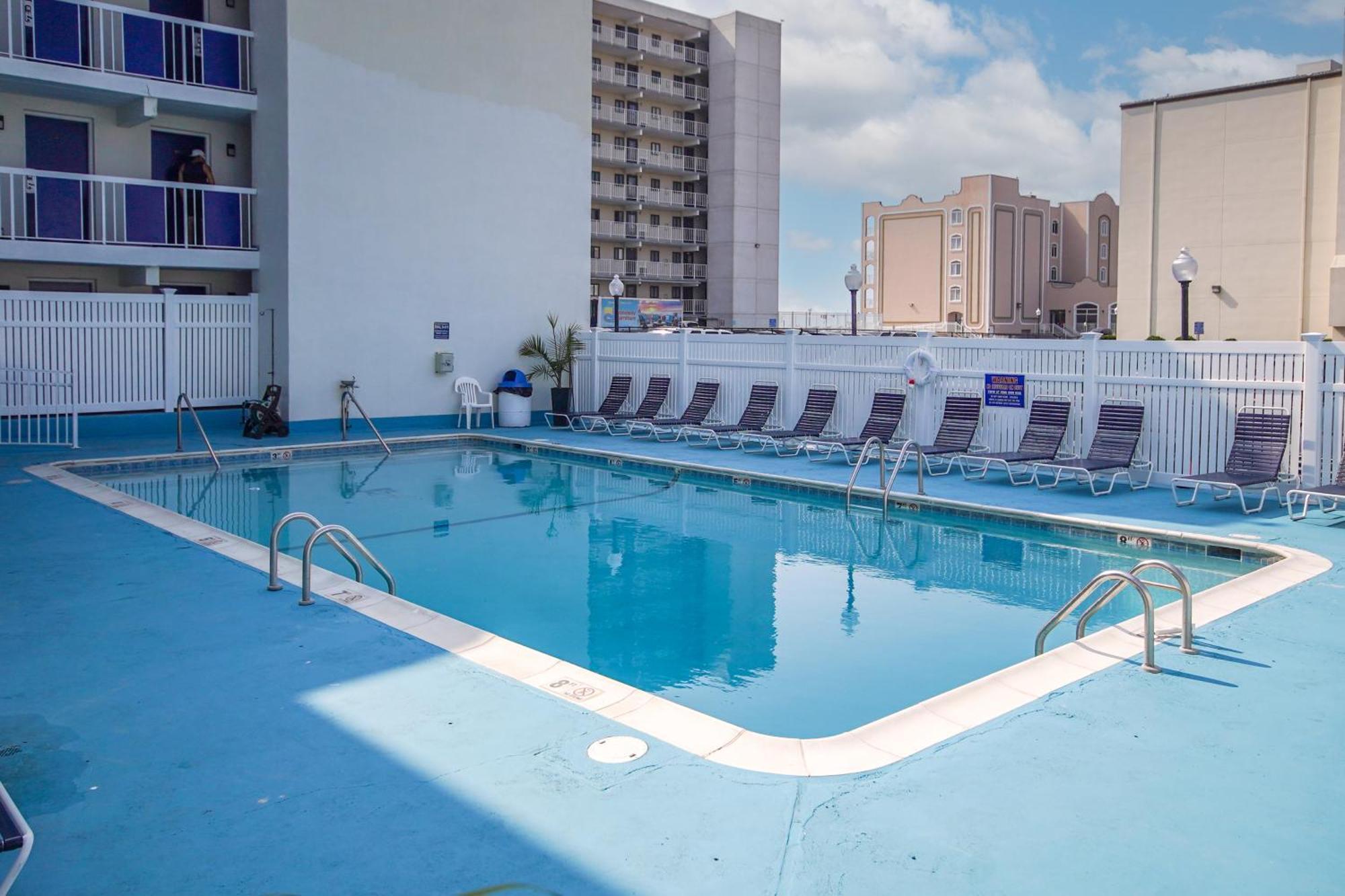 Tower 1 Poolside Room