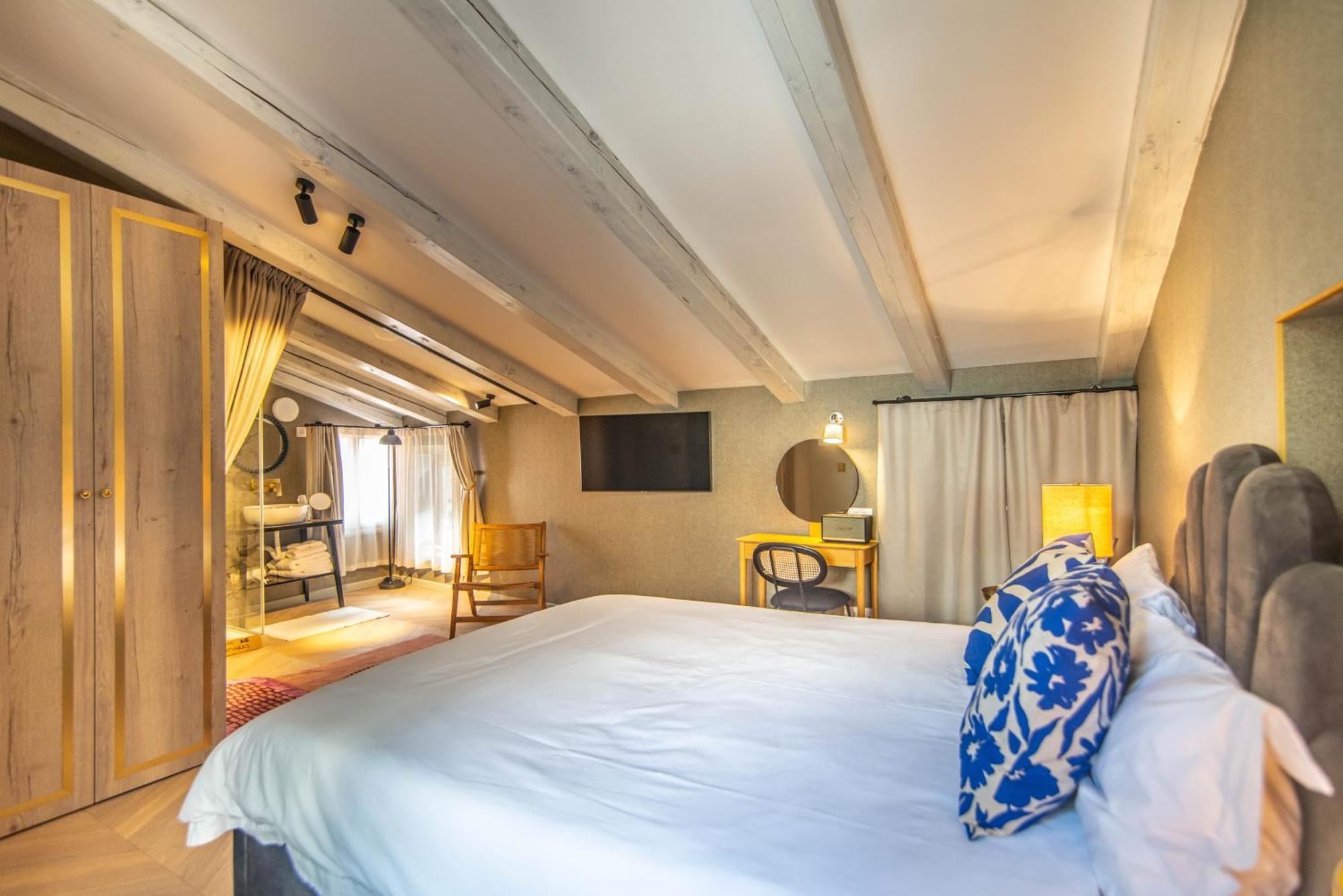 Deluxe Double Room External Access