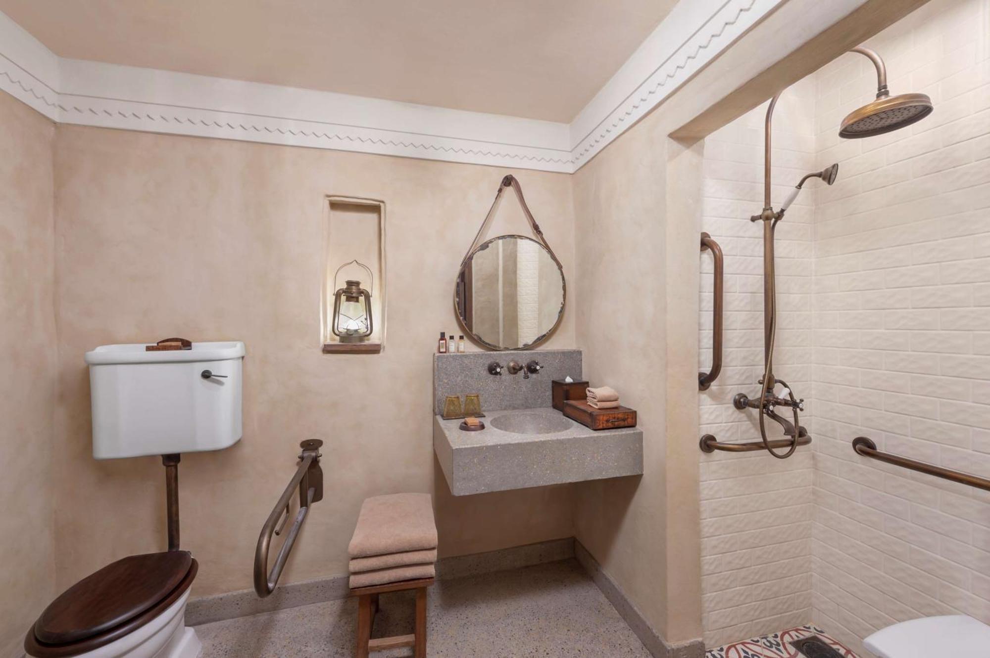 Queen Heritage Room Mobility Accessible