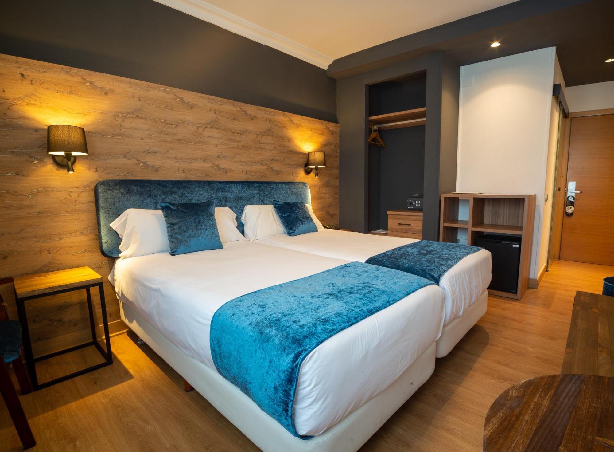 Twin Room,1555326241:JPEG