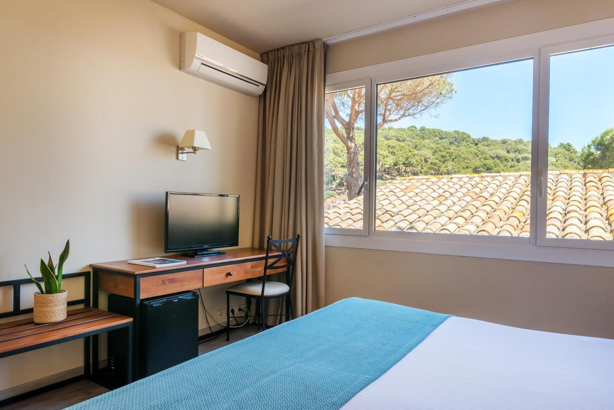 Double Room Window,1555521964:JPEG