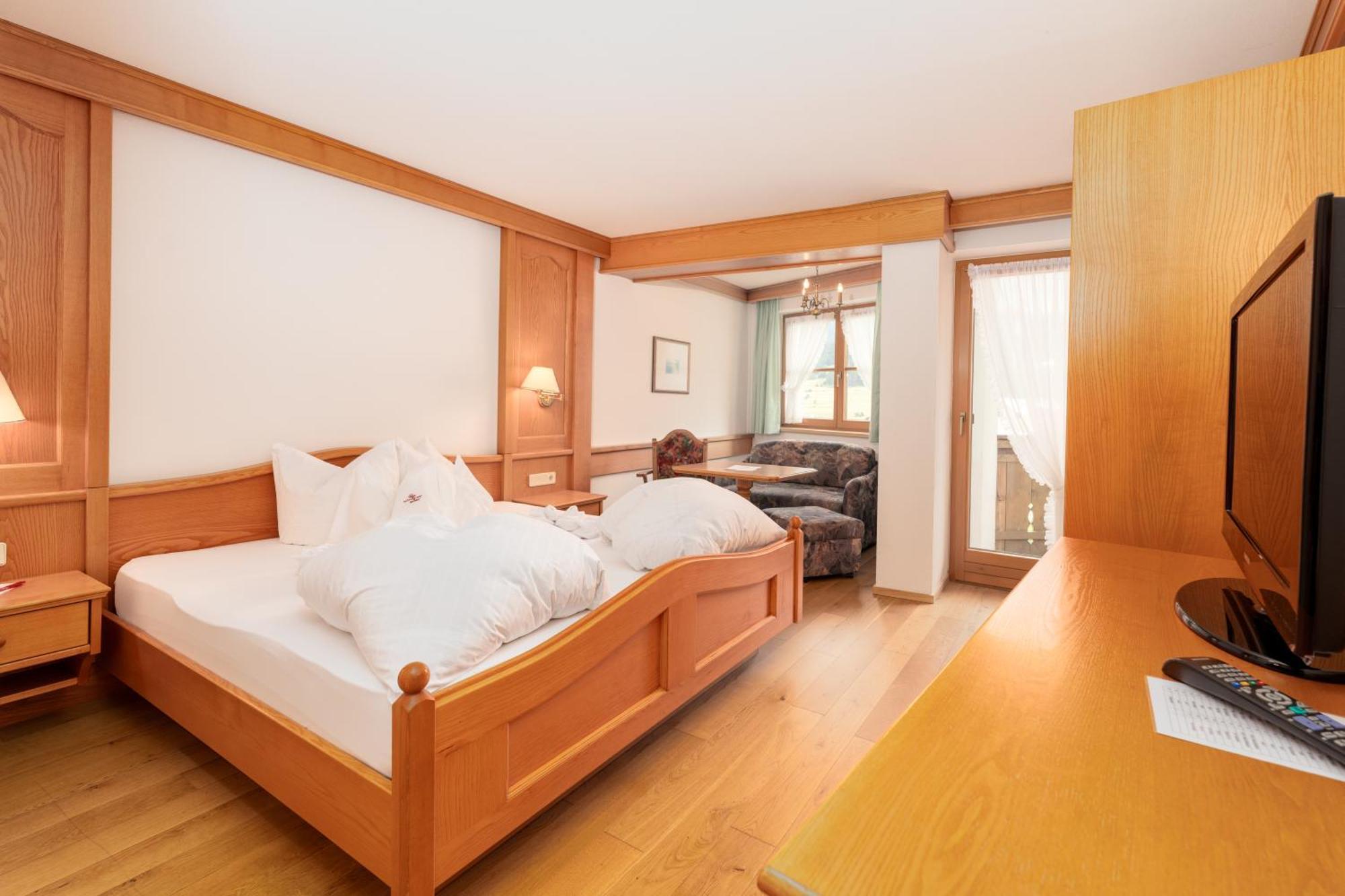Large Double Room,1555631611:JPEG