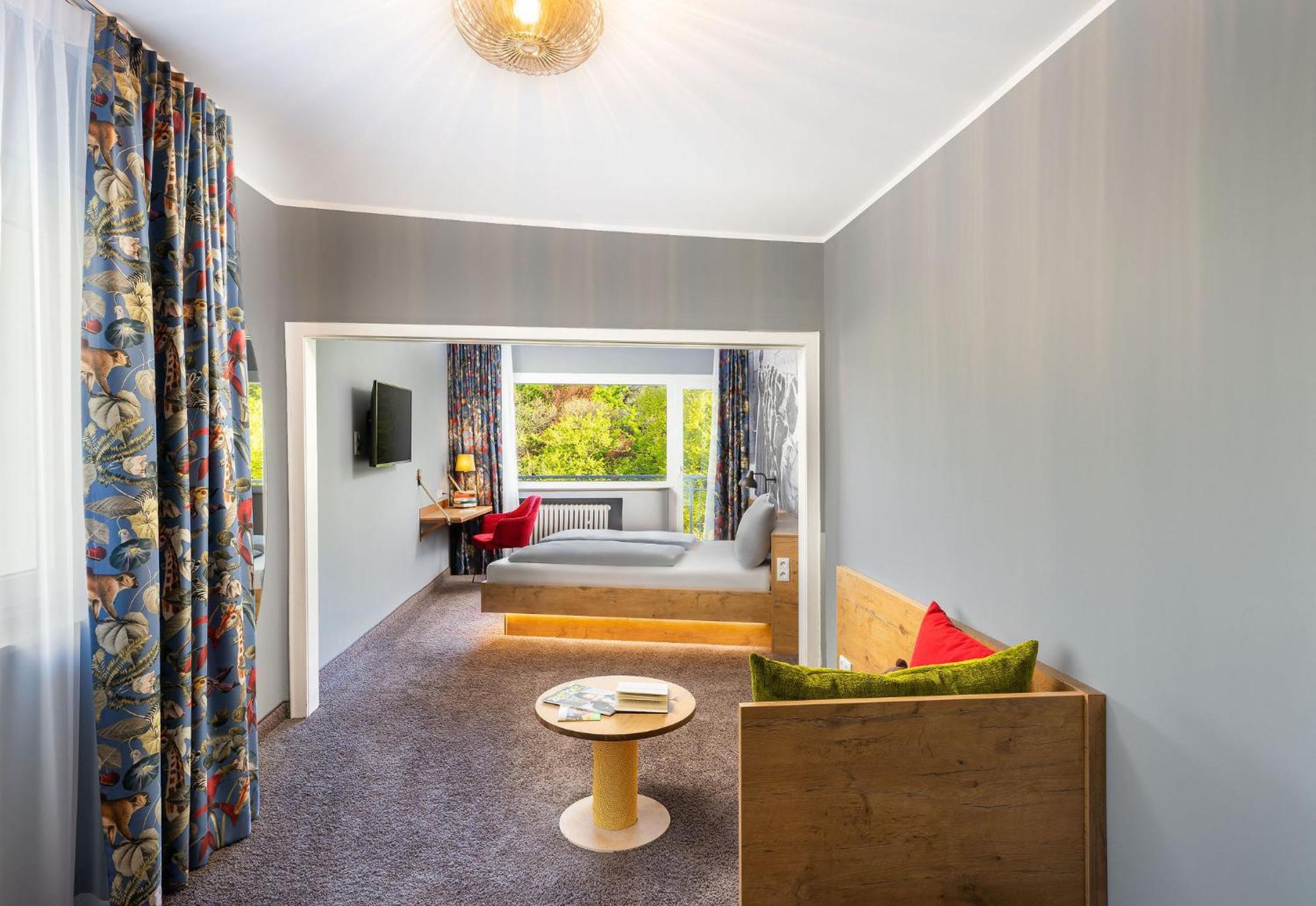 Doppelzimmer „Comfy Maxy" zum Teil mit Balkon