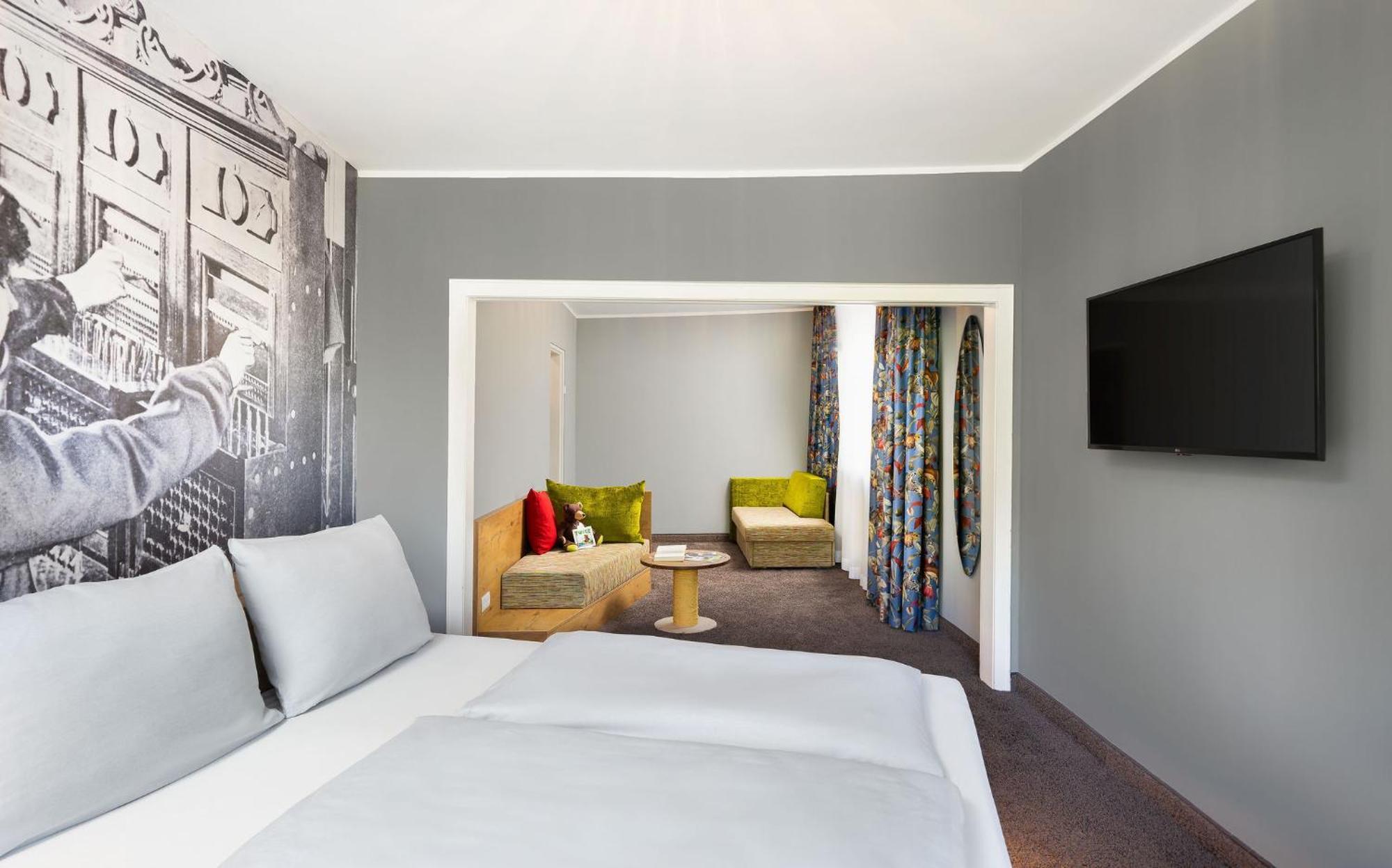 Doppelzimmer „Comfy Maxy" zum Teil mit Balkon