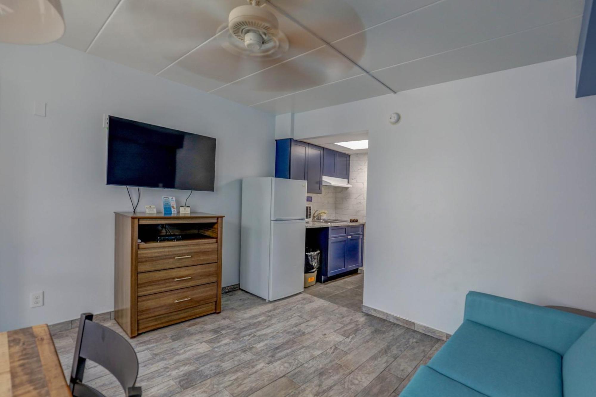 Efficiency Suite One Full One Twin Bed Kitchenette Smoke